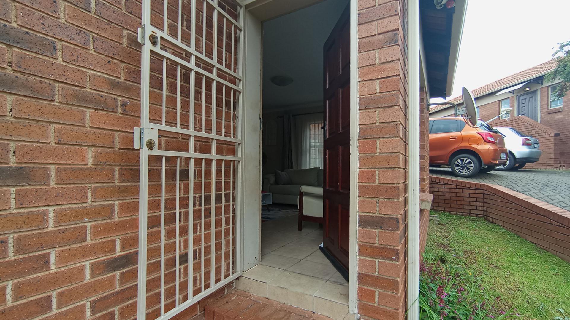 Front View of property in Olievenhoutbos