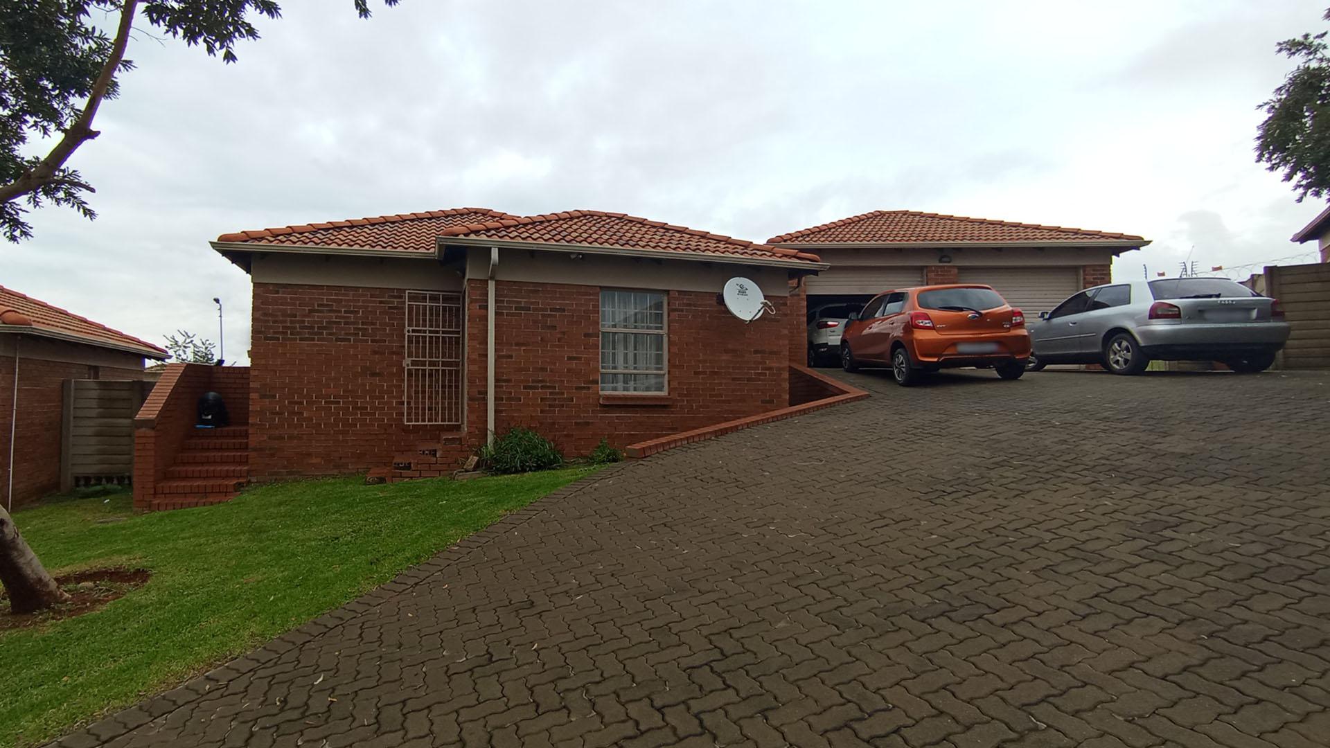 Front View of property in Olievenhoutbos