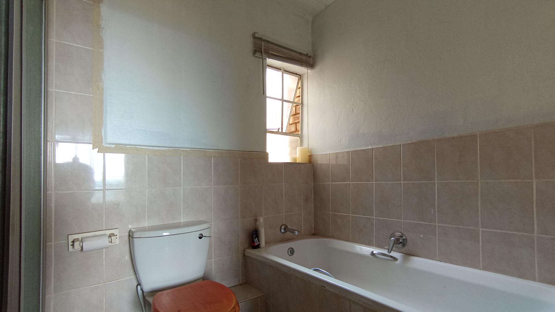 Main Bathroom - 6 square meters of property in Windsor East