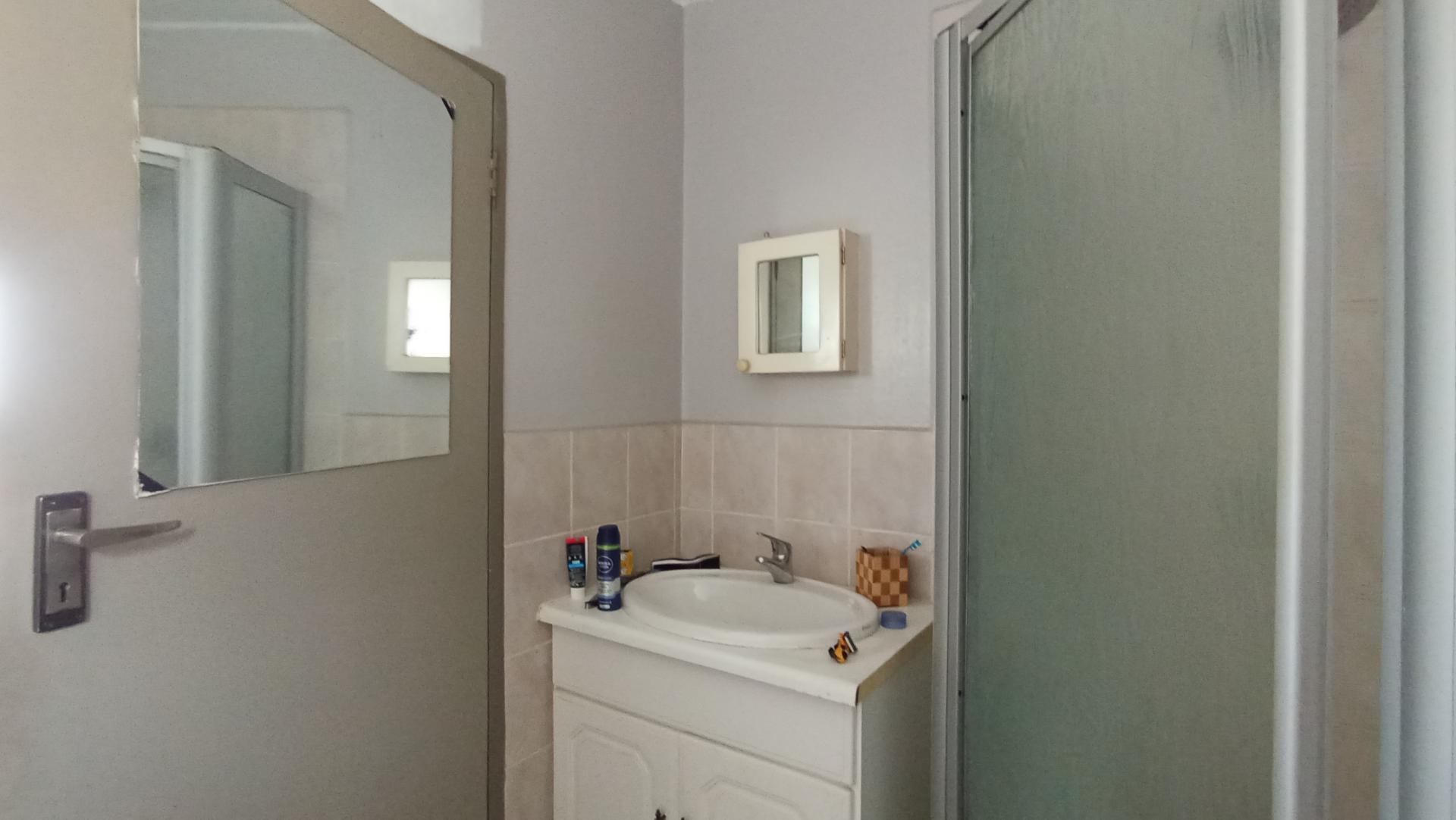 Main Bathroom - 6 square meters of property in Windsor East