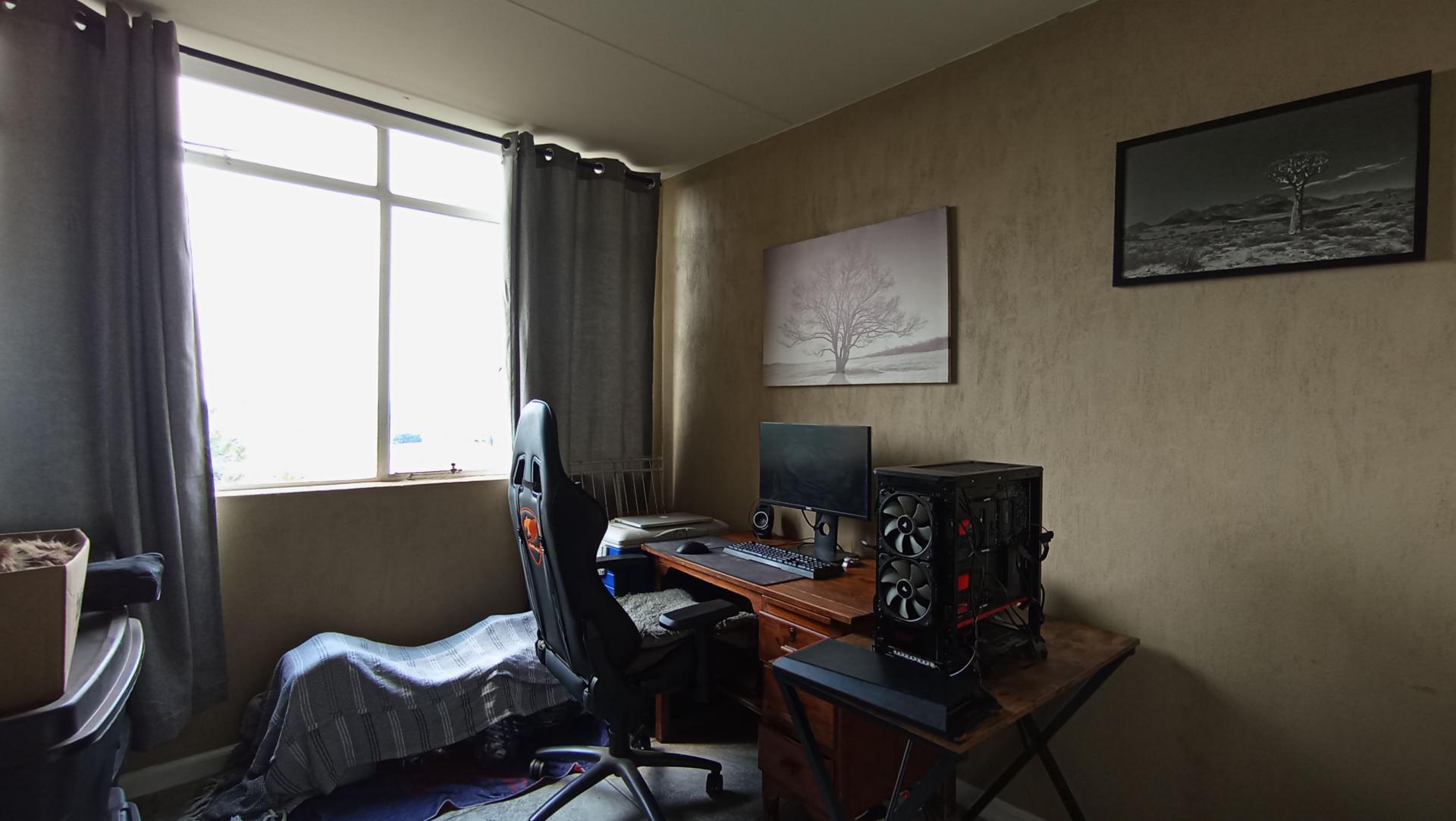 Bed Room 1 - 9 square meters of property in Windsor East