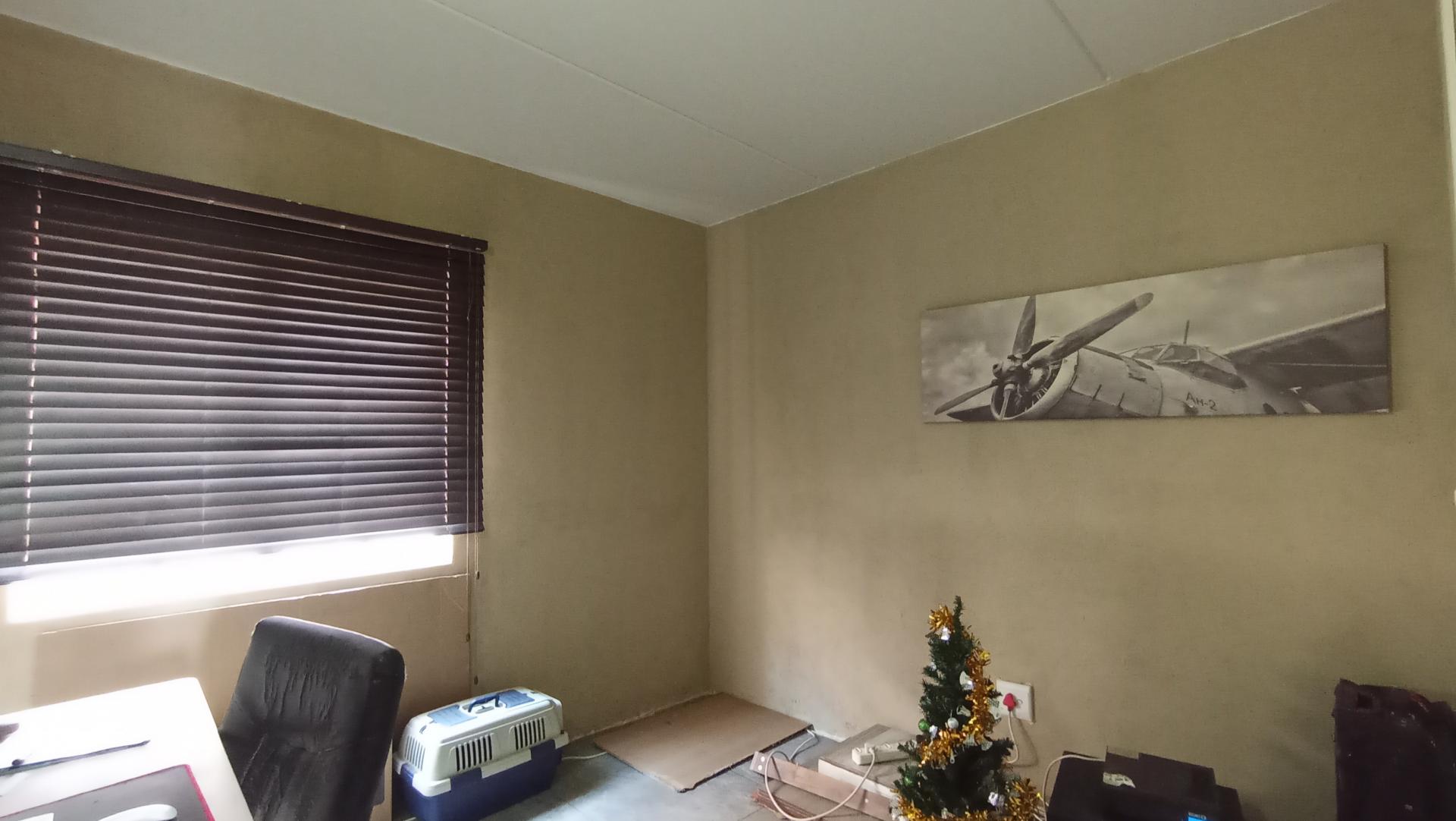 Bed Room 2 - 12 square meters of property in Windsor East