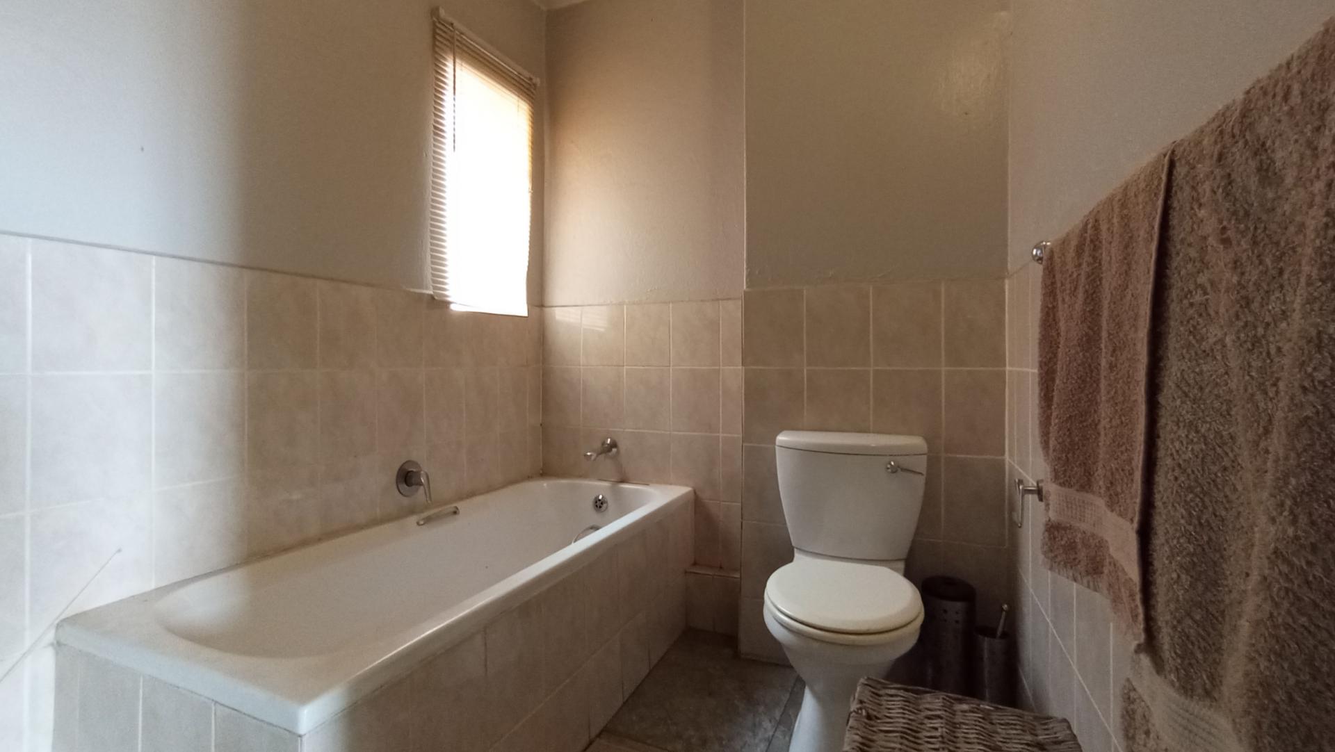 Bathroom 1 - 7 square meters of property in Windsor East