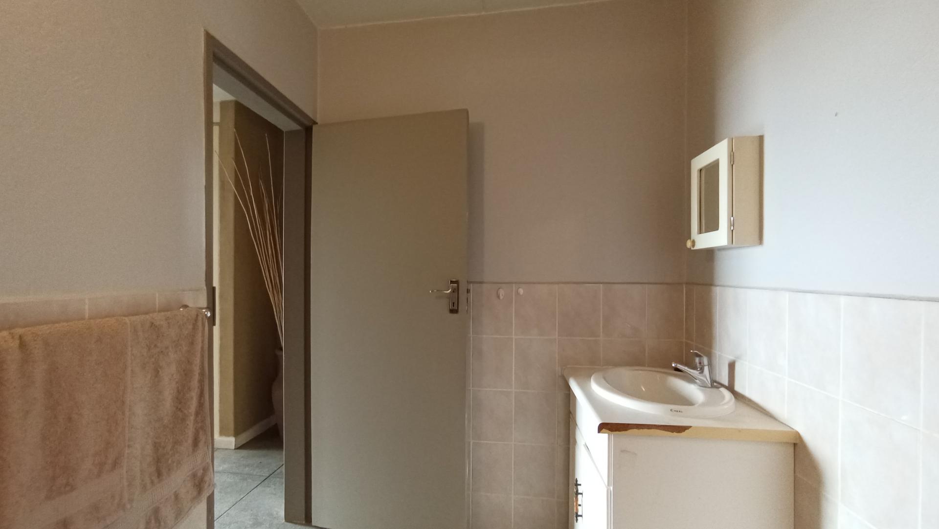 Bathroom 1 - 7 square meters of property in Windsor East