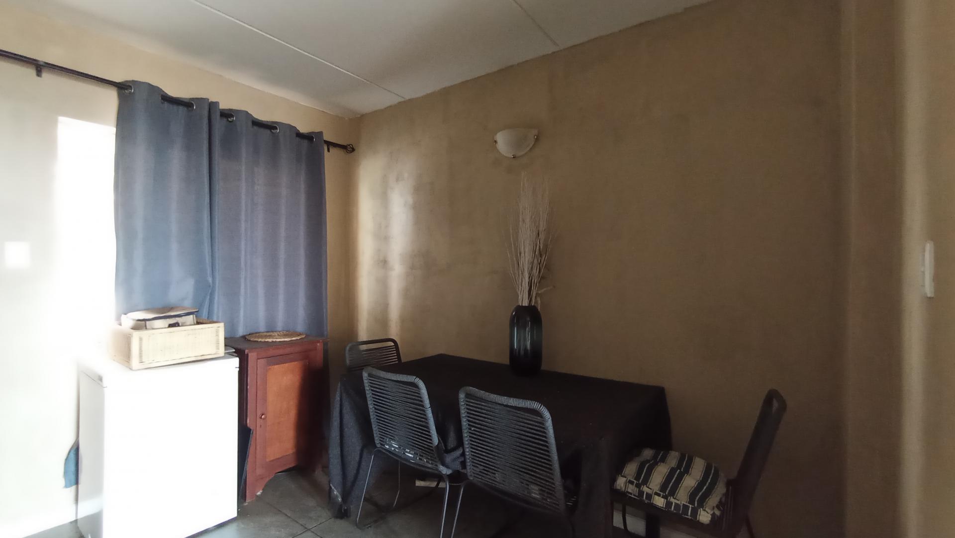 Dining Room - 9 square meters of property in Windsor East