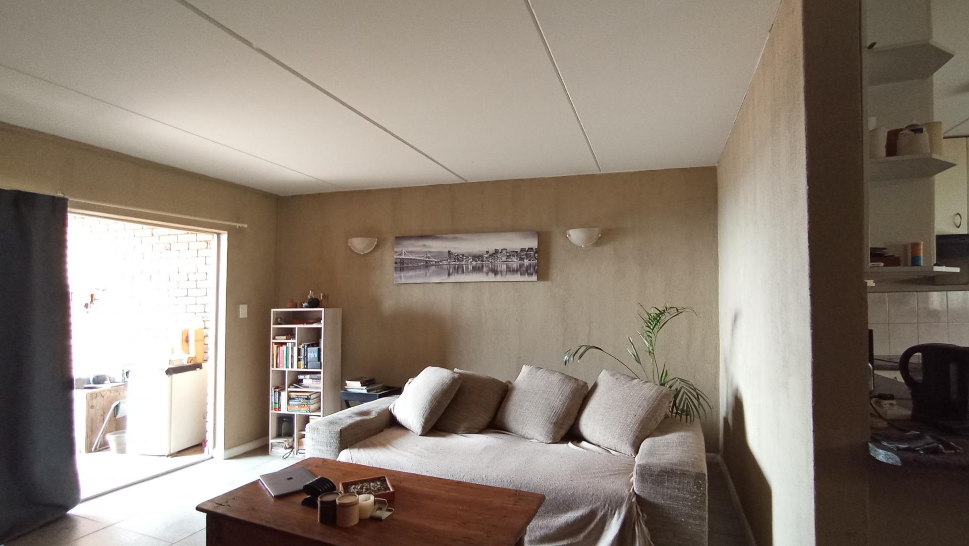 Lounges - 19 square meters of property in Windsor East