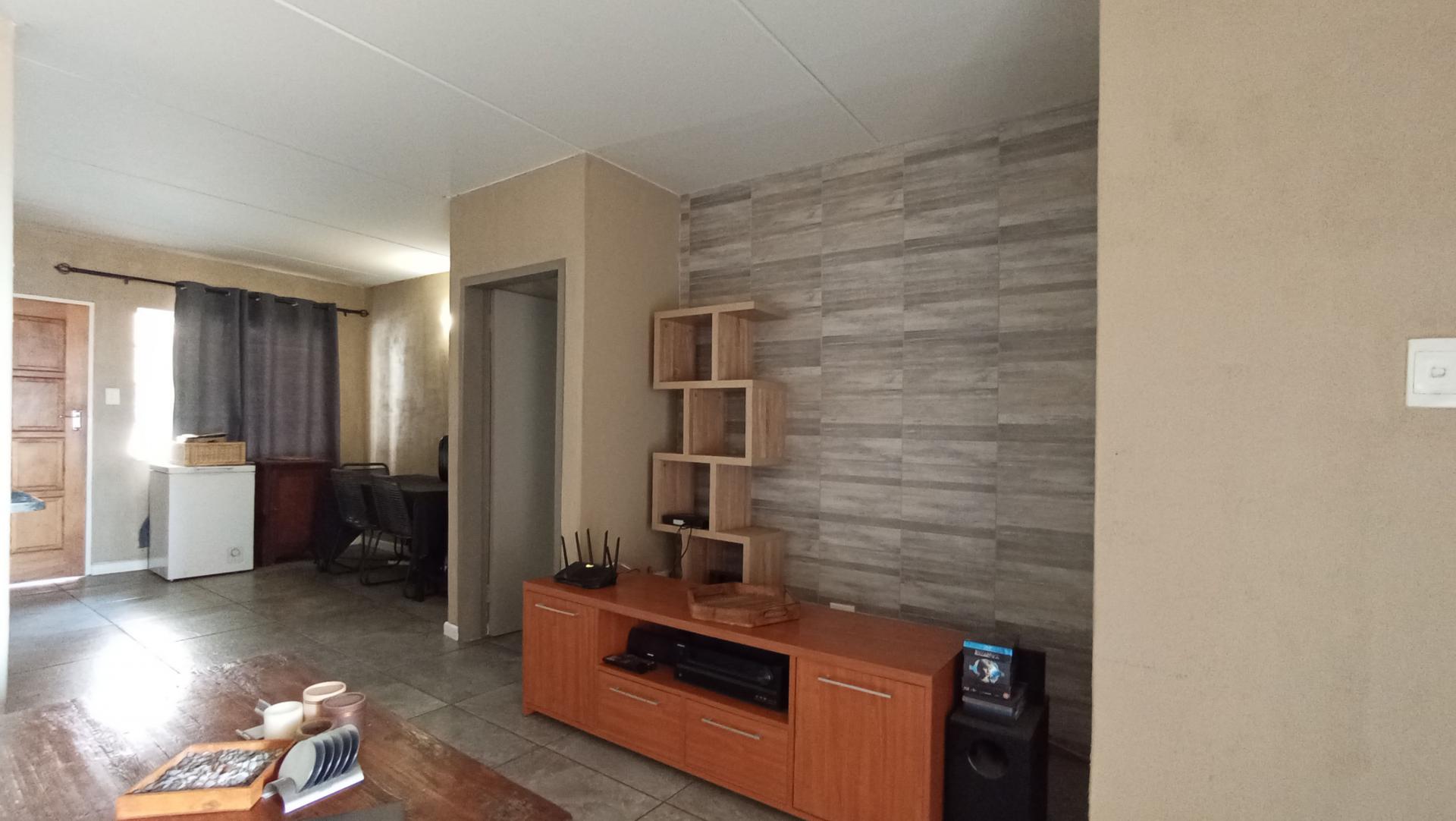 Lounges - 19 square meters of property in Windsor East