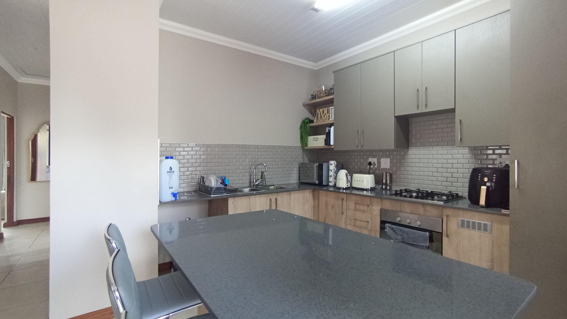 Kitchen - 13 square meters of property in Montana