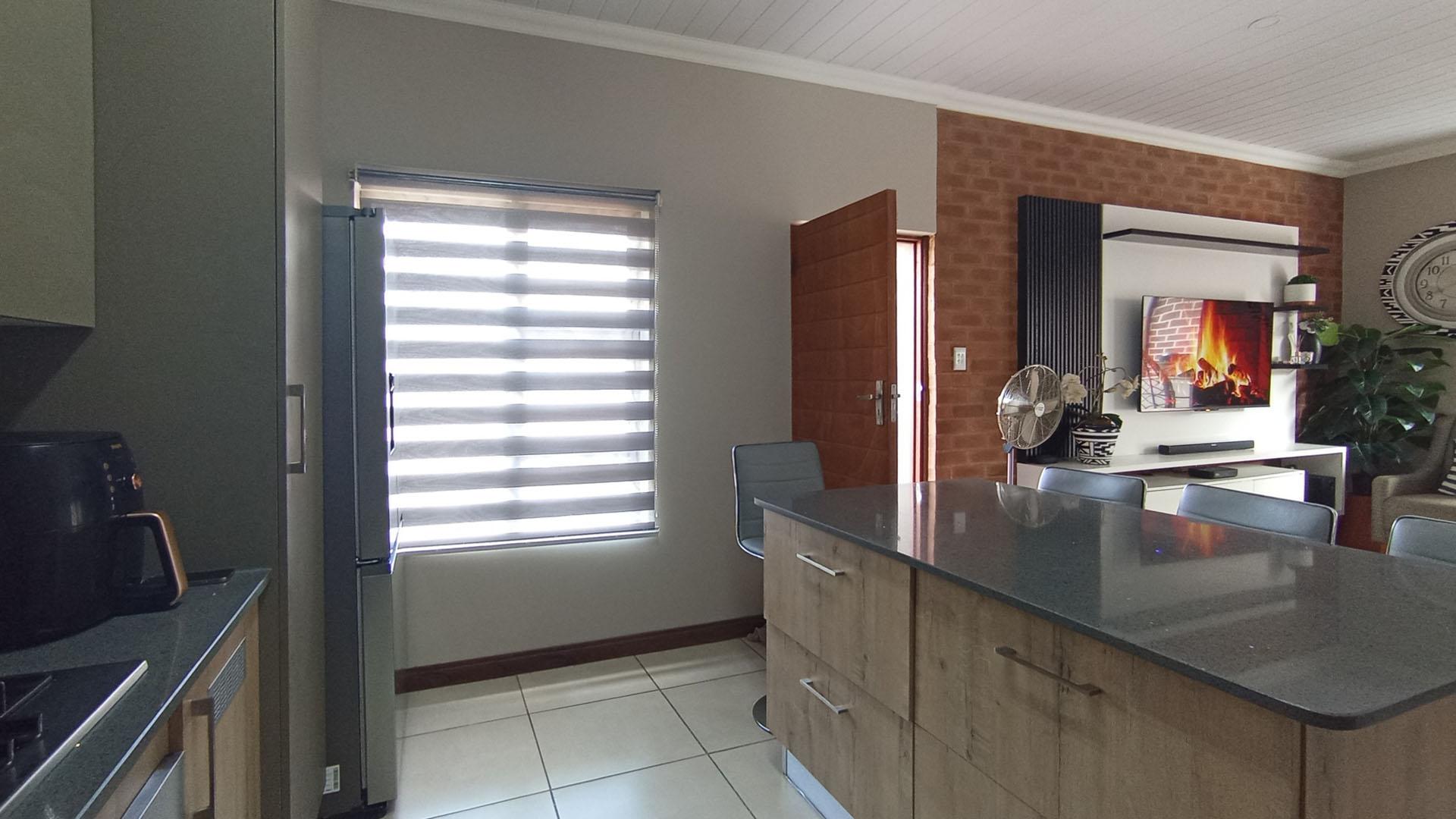 Kitchen - 13 square meters of property in Montana