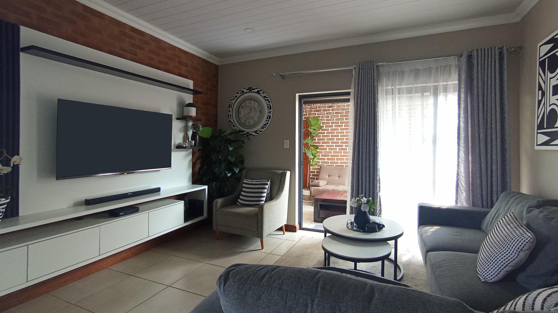 Lounges - 17 square meters of property in Montana