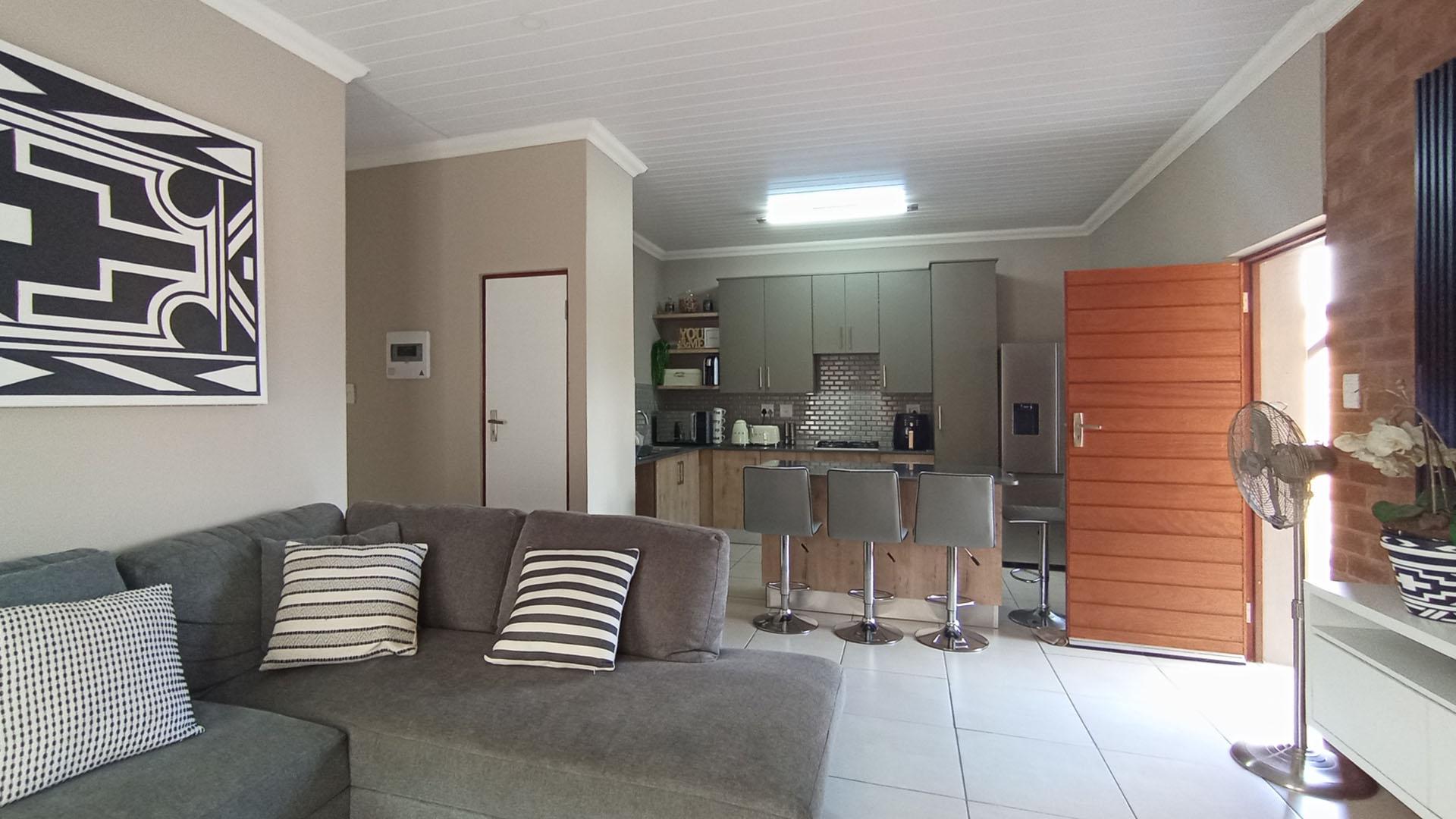 Lounges - 17 square meters of property in Montana