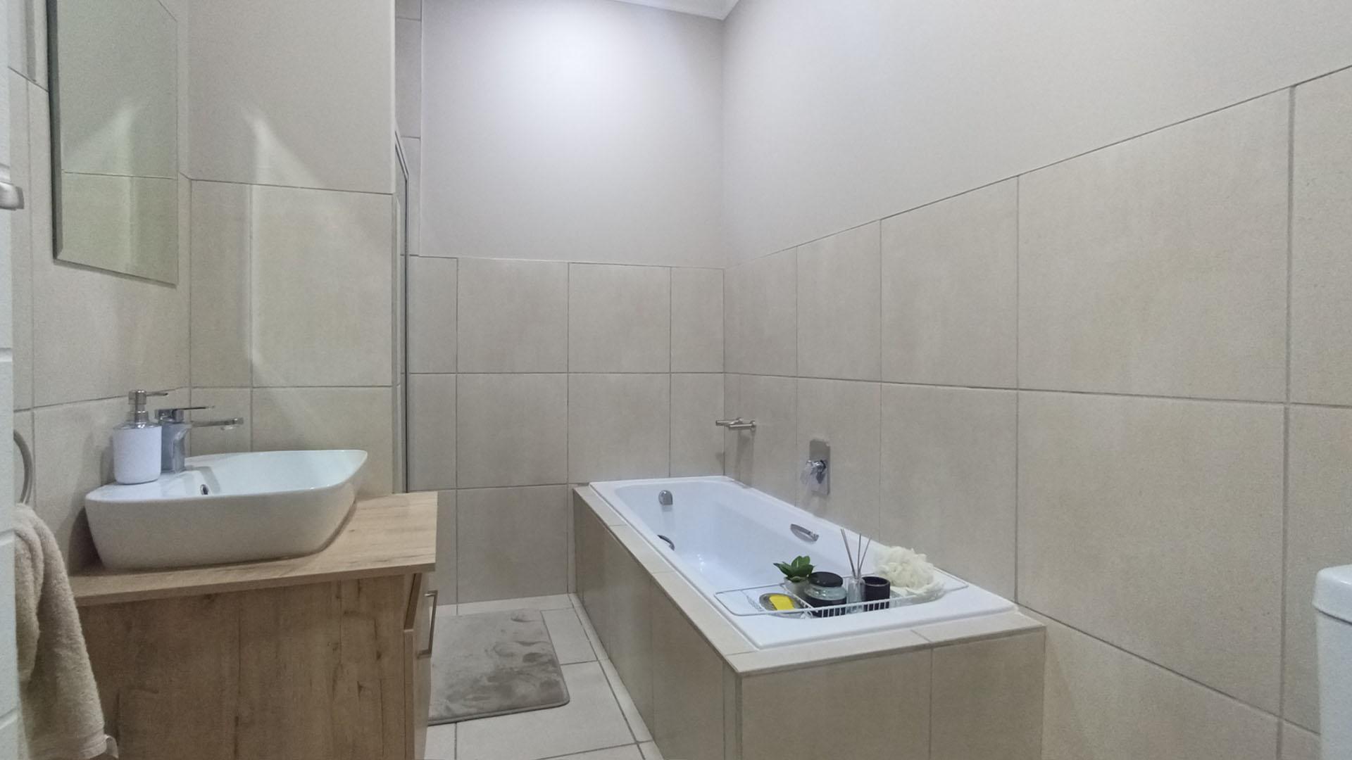 Bathroom 1 - 8 square meters of property in Montana