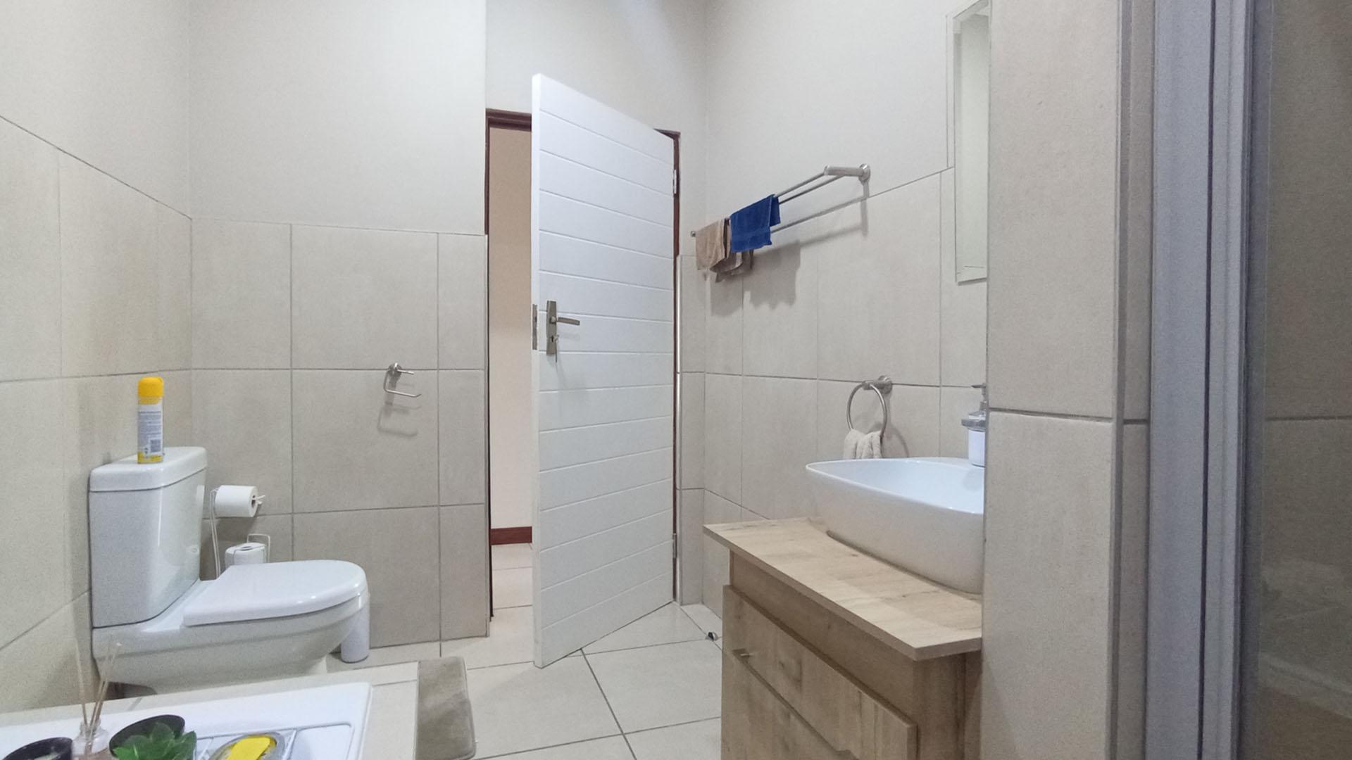 Bathroom 1 - 8 square meters of property in Montana