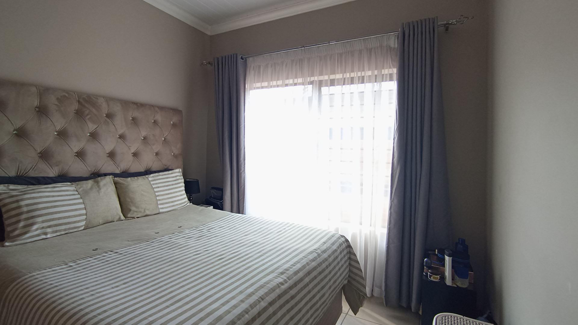 Bed Room 2 - 11 square meters of property in Montana