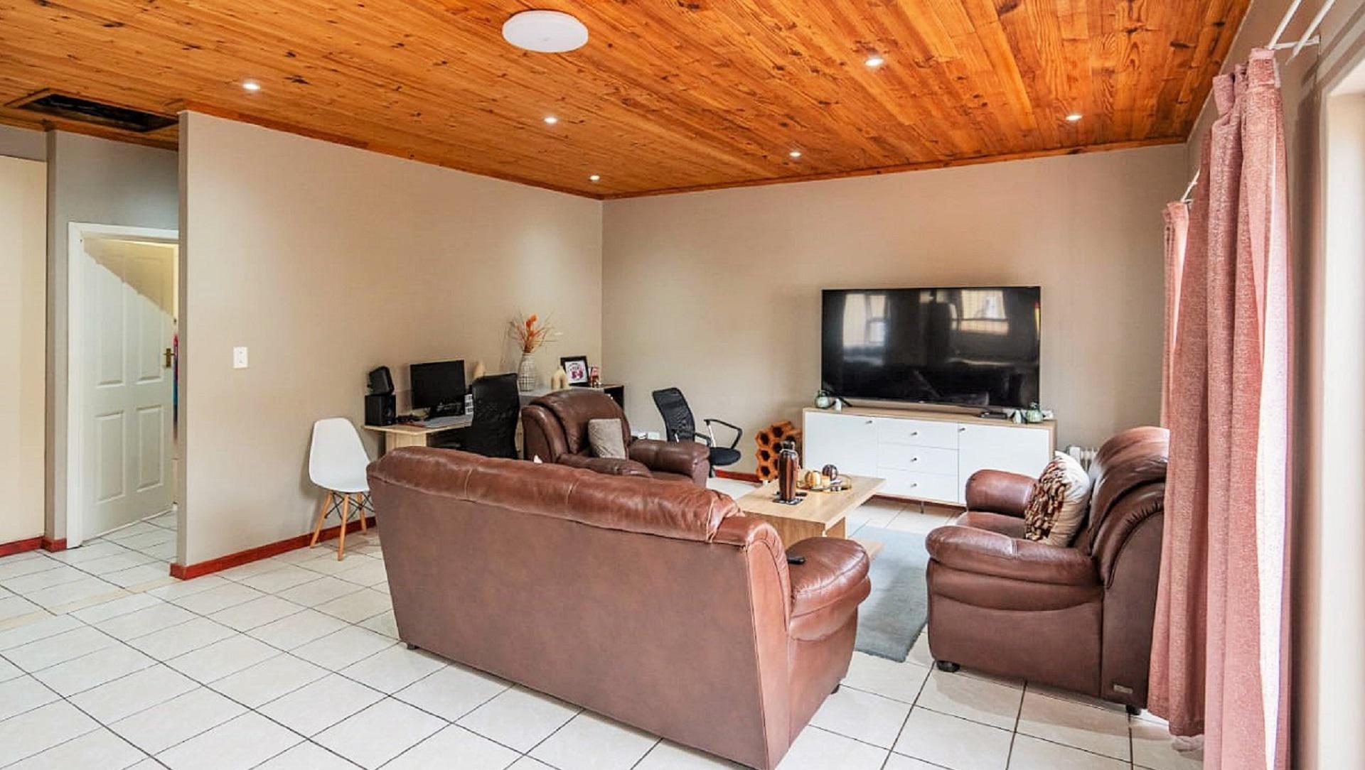 Lounges of property in Grahamstown