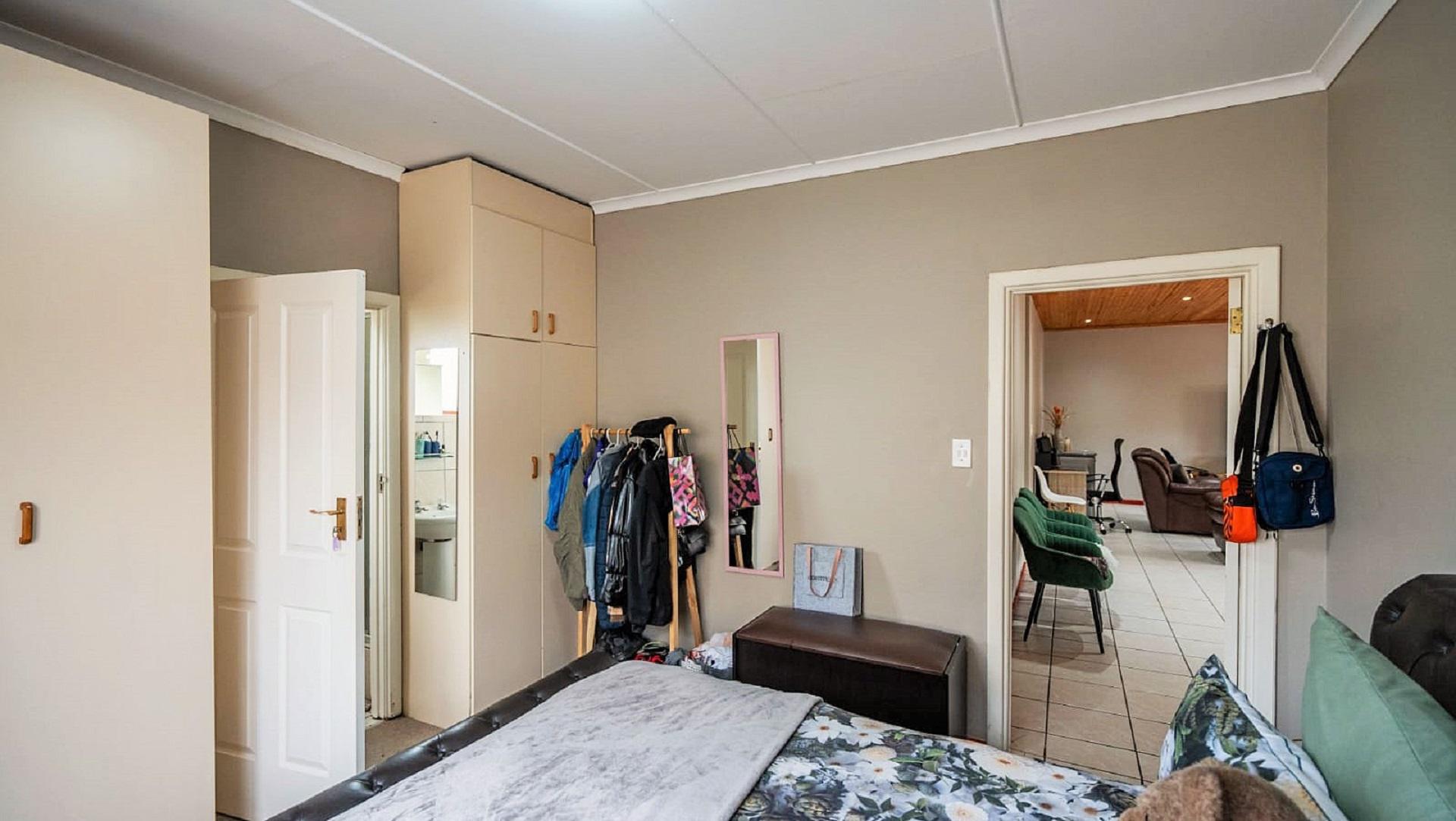 Main Bedroom of property in Grahamstown