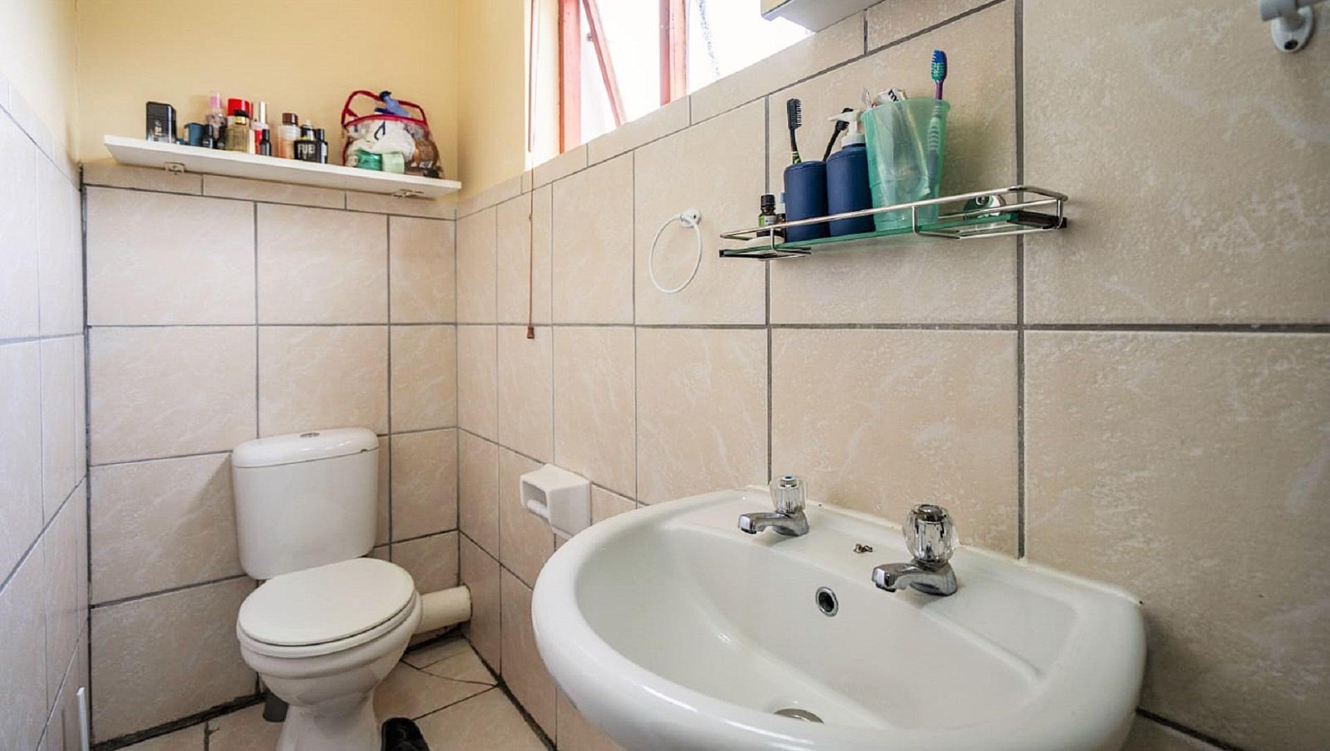 Main Bathroom of property in Grahamstown