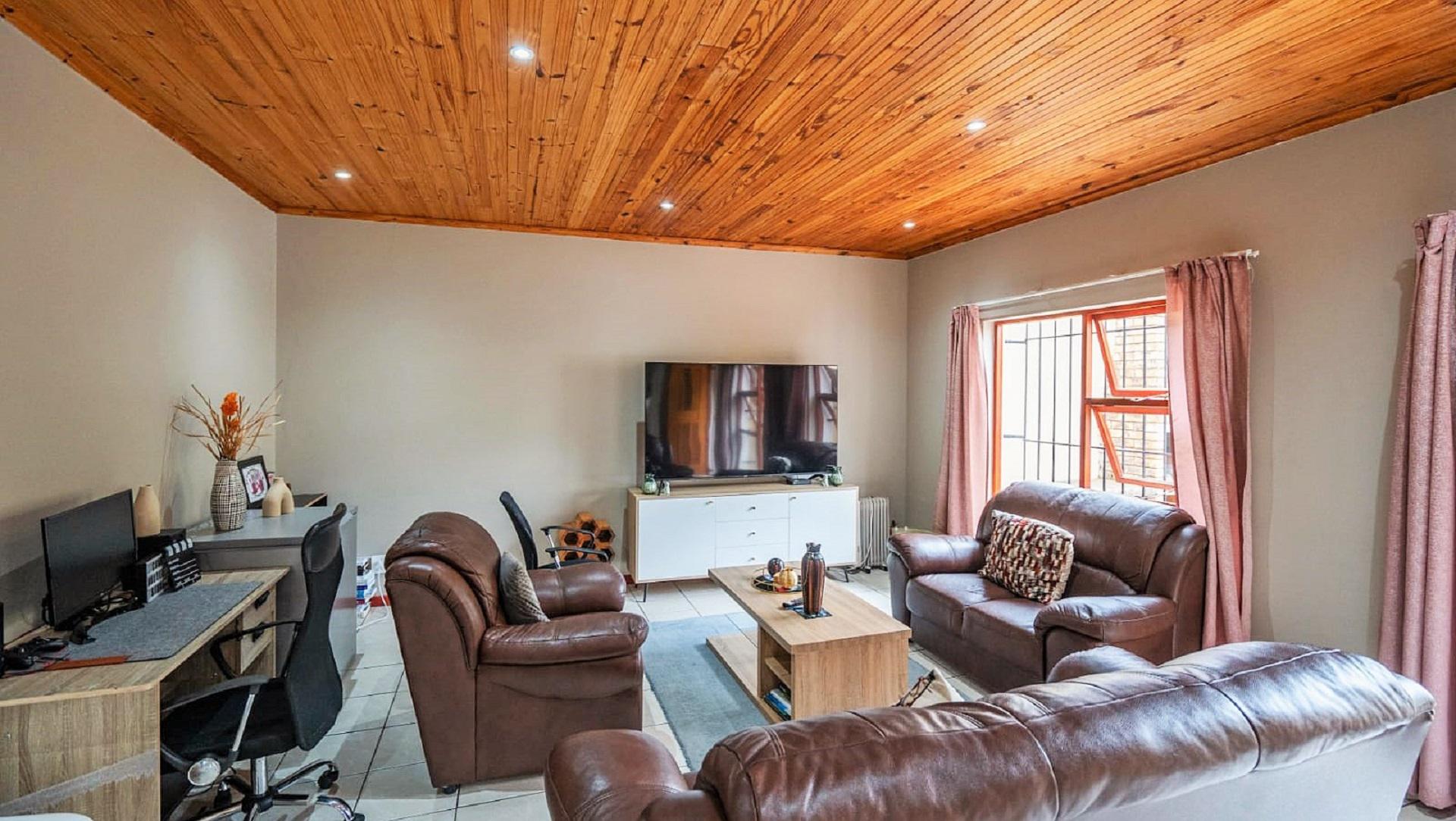 Lounges of property in Grahamstown