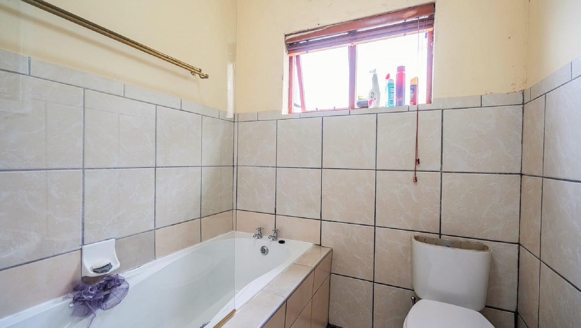 Bathroom 1 of property in Grahamstown