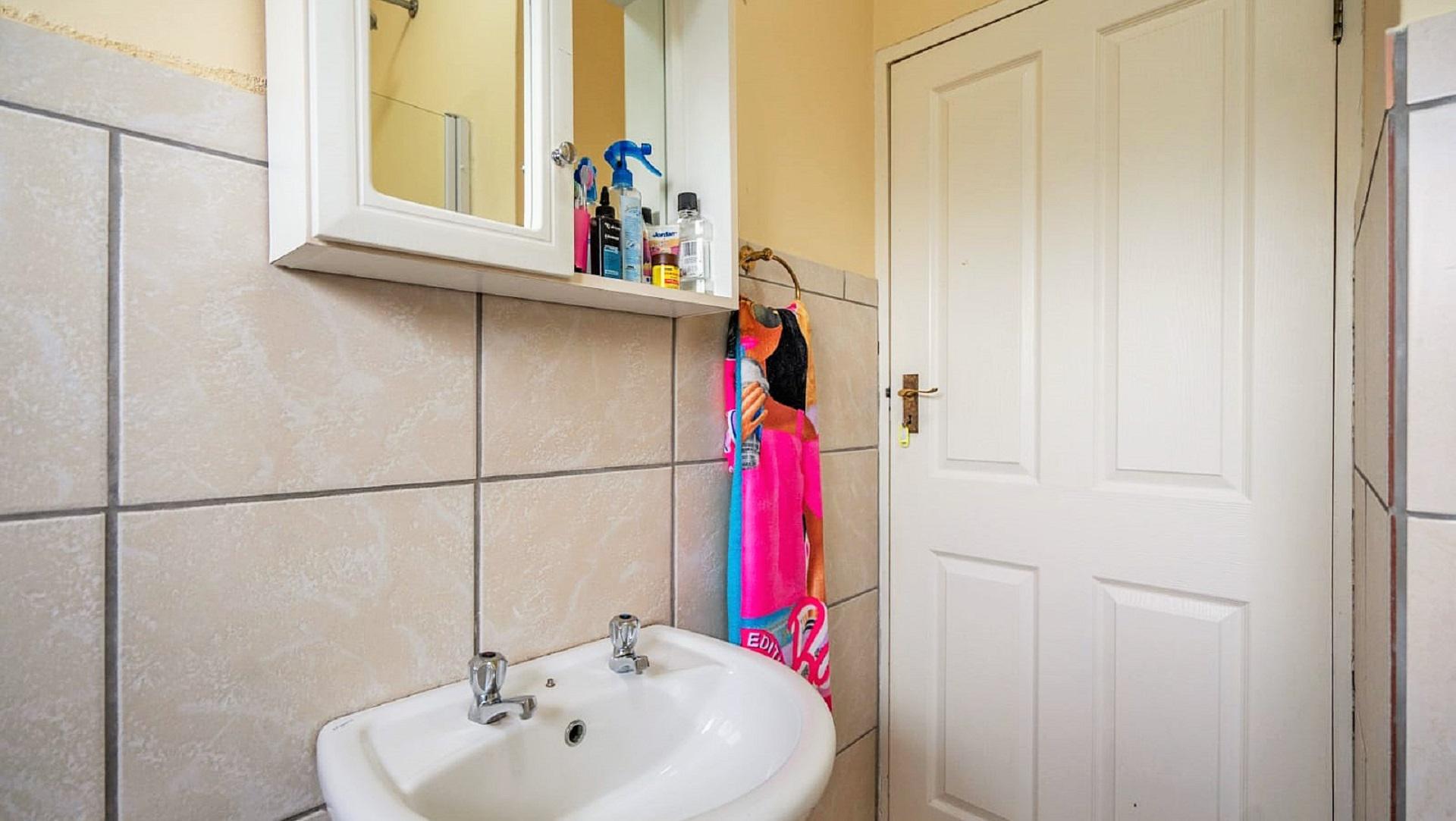 Bathroom 1 of property in Grahamstown