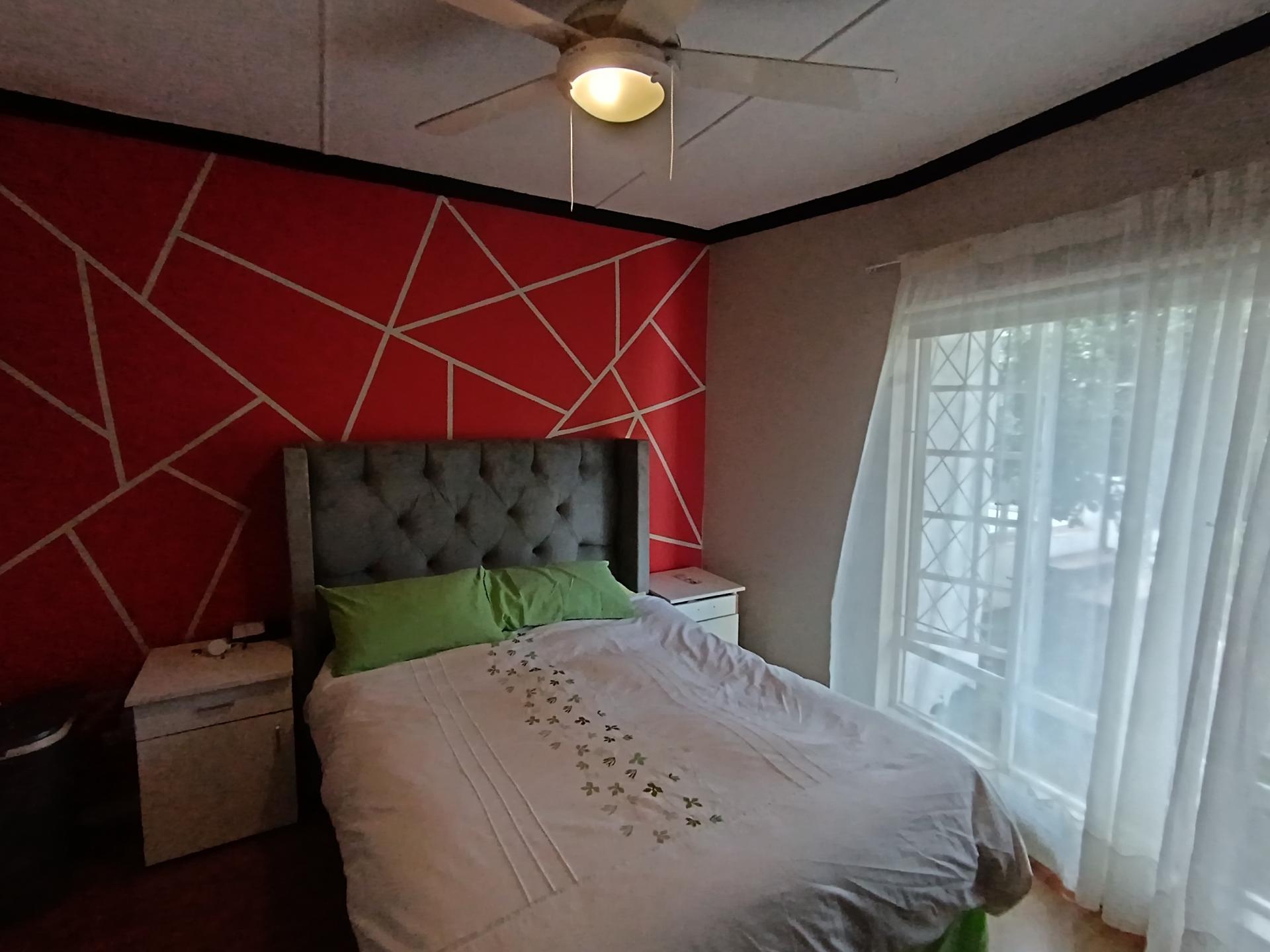 Bed Room 1 of property in Vincent Heights