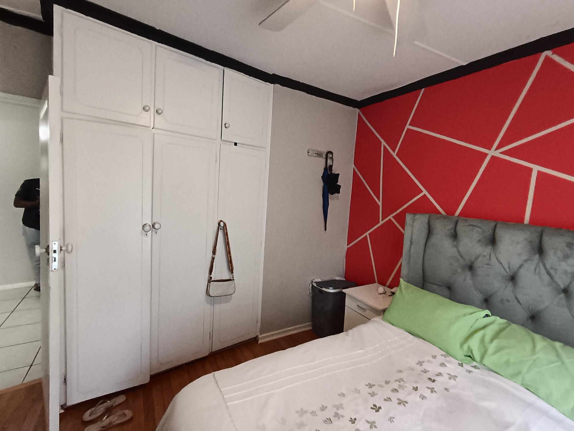 Bed Room 1 of property in Vincent Heights