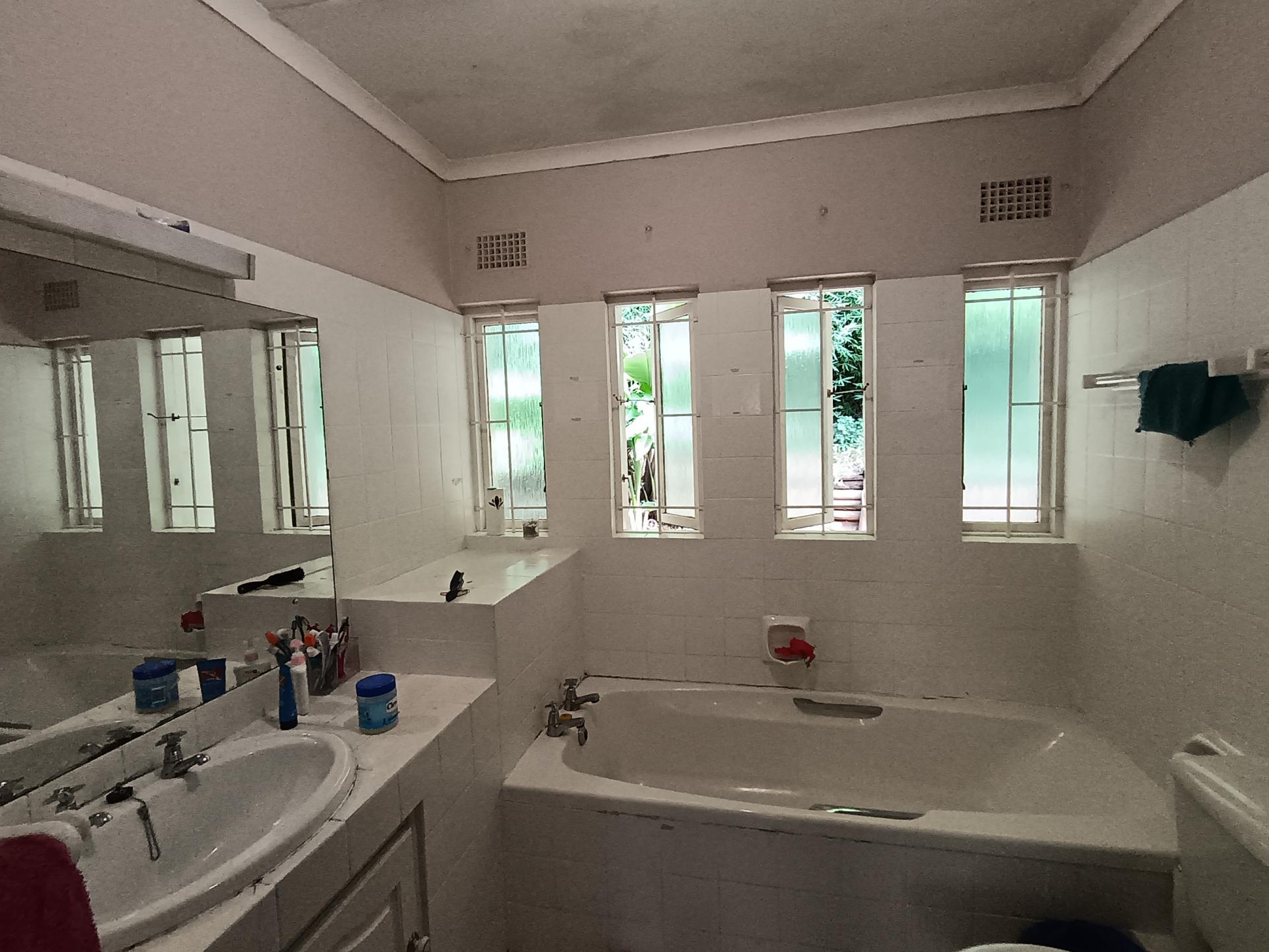 Bathroom 1 of property in Vincent Heights