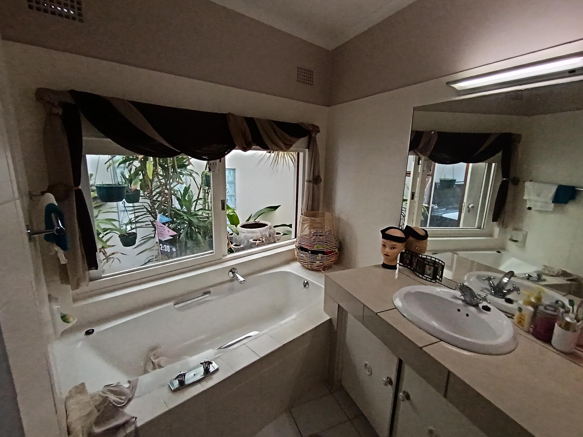 Bathroom 2 of property in Vincent Heights