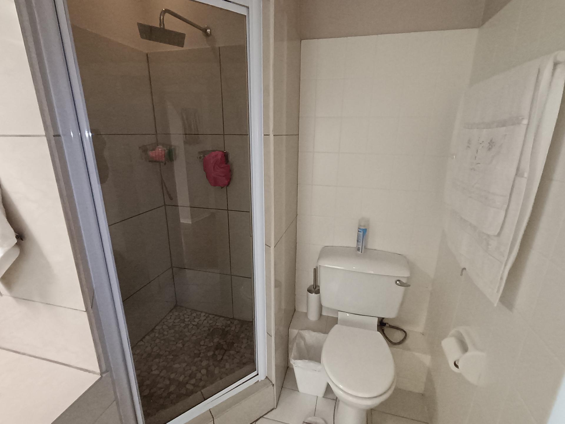 Bathroom 2 of property in Vincent Heights