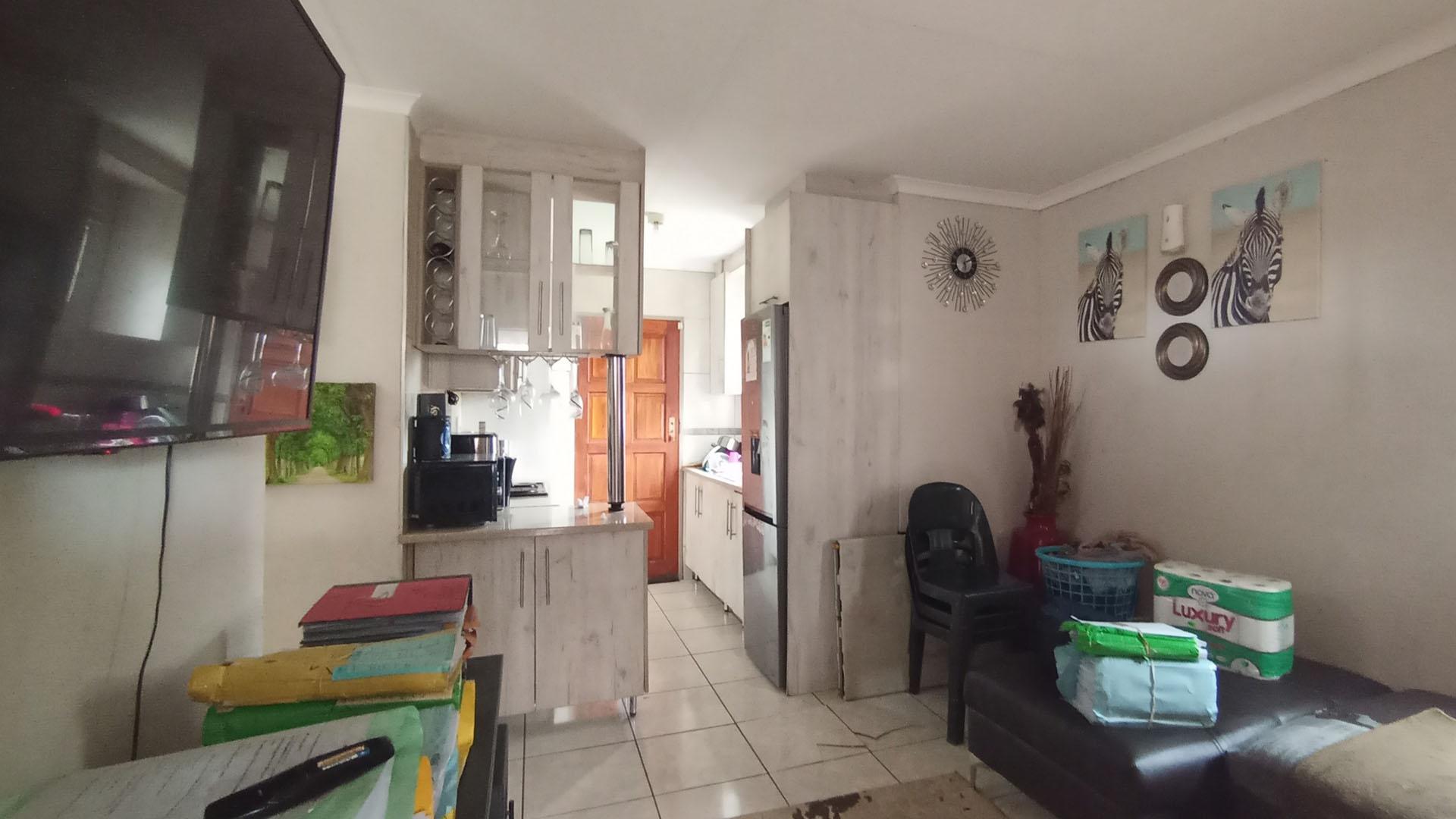 Lounges - 14 square meters of property in Rosslyn