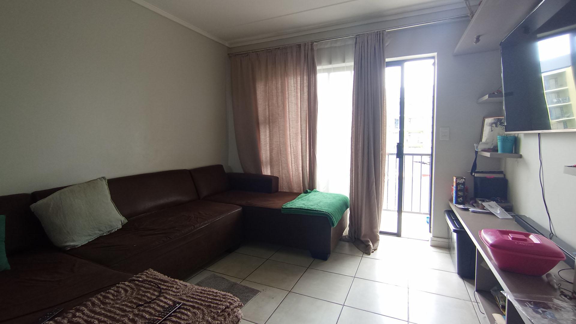 Lounges - 11 square meters of property in Zwartkoppies