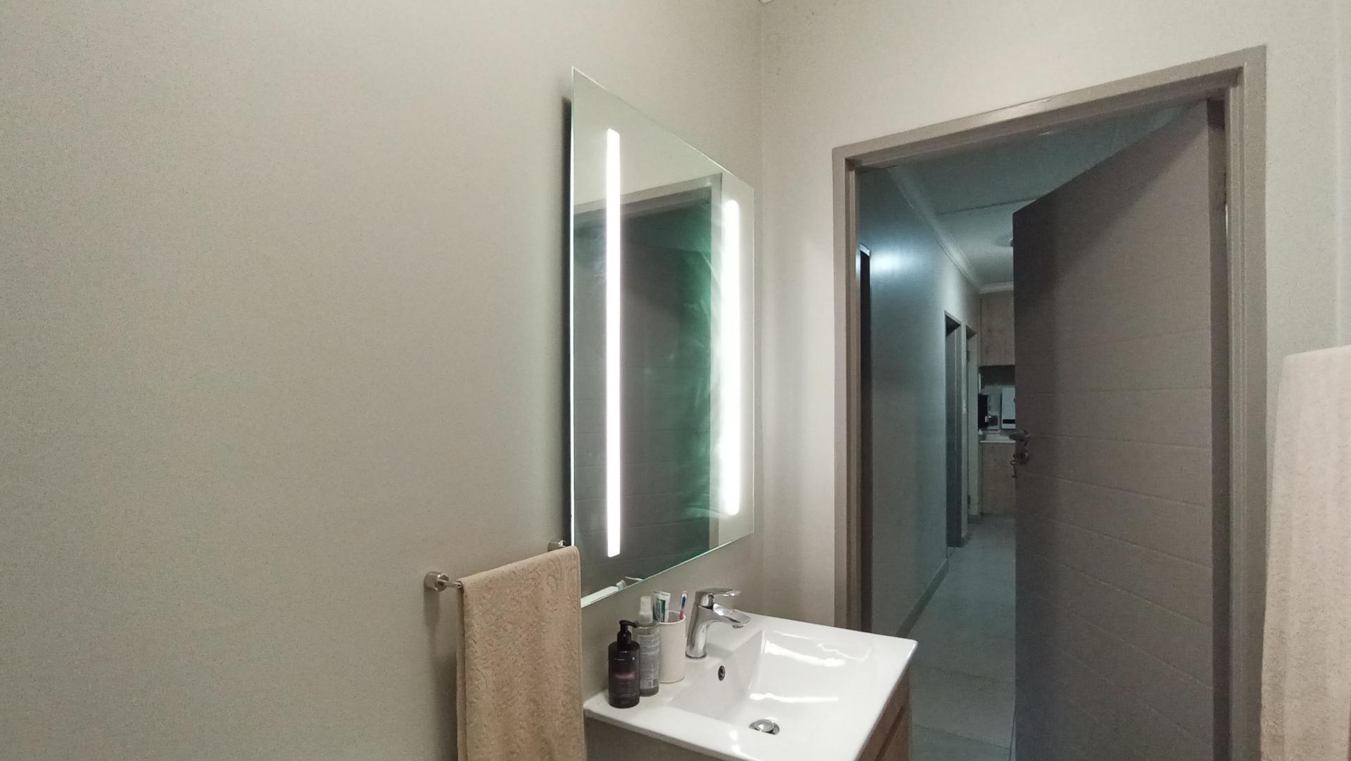 Bathroom 1 - 5 square meters of property in Carlswald