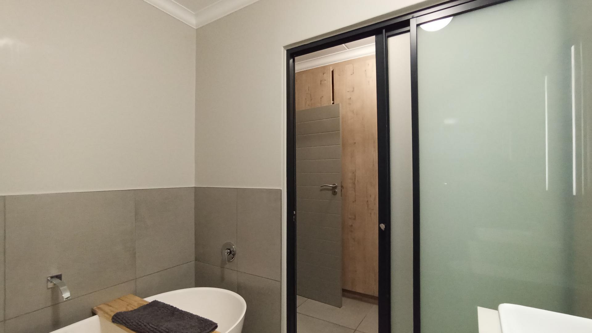 Main Bathroom - 8 square meters of property in Carlswald