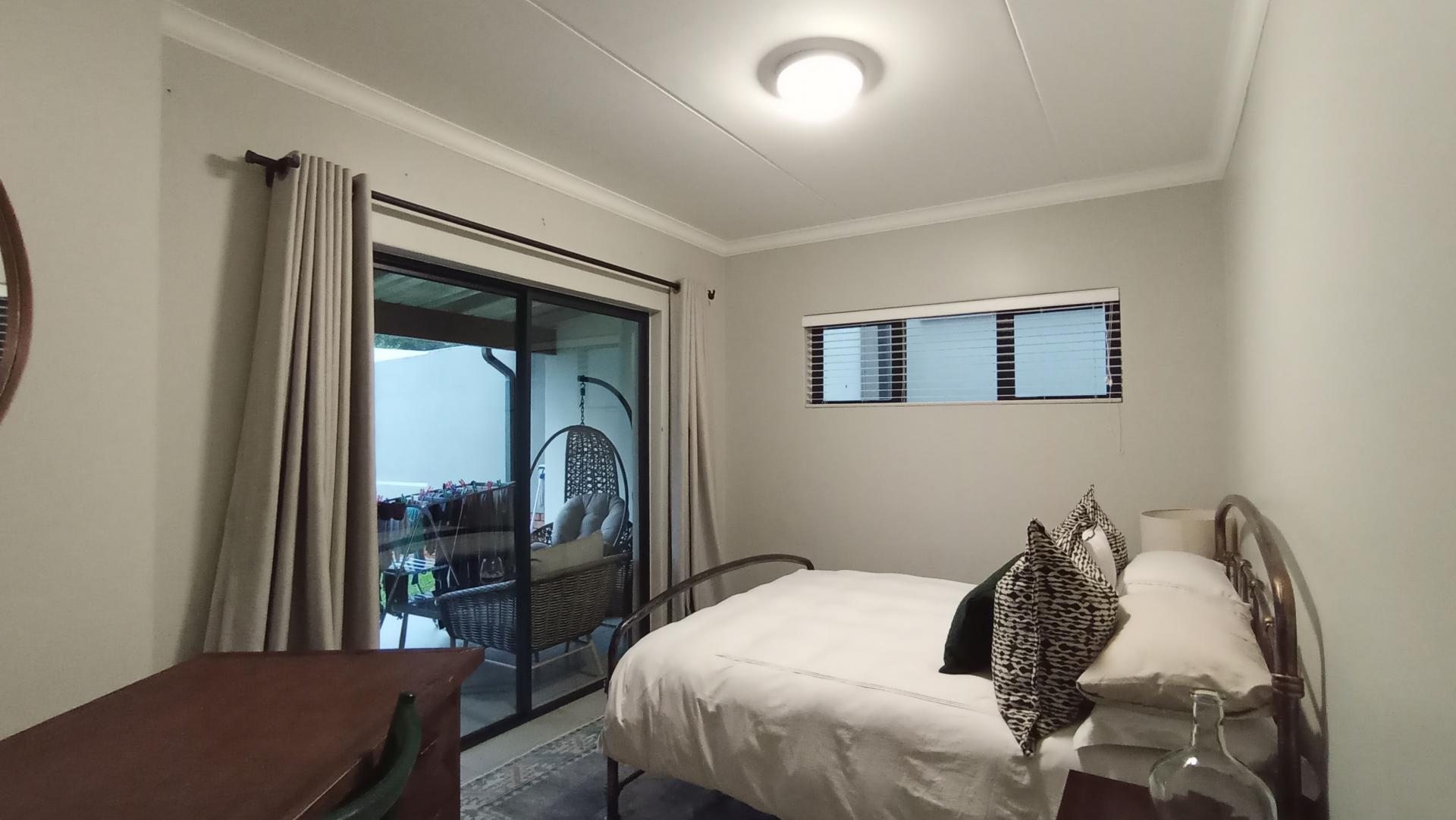 Main Bedroom - 21 square meters of property in Carlswald