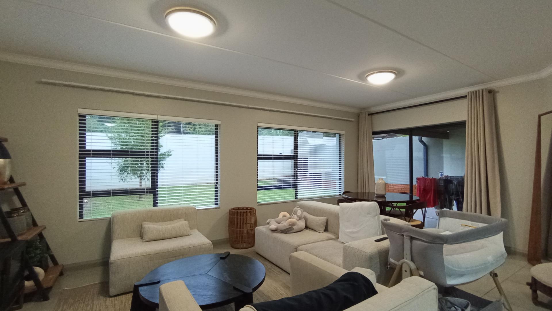 Lounges - 12 square meters of property in Carlswald