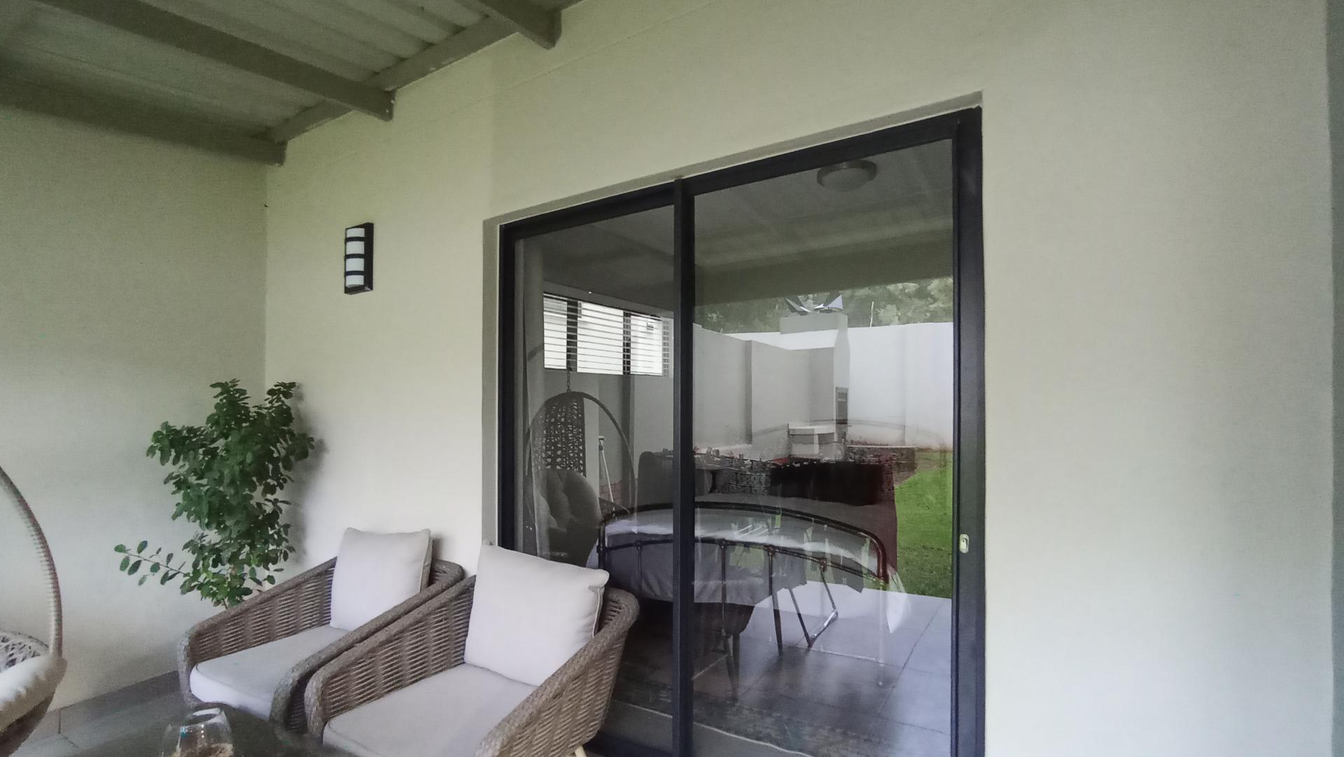 Patio - 10 square meters of property in Carlswald