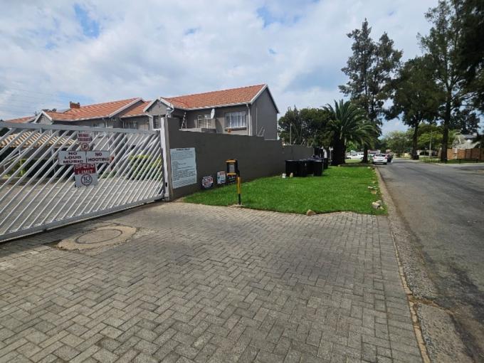 2 Bedroom Simplex for Sale For Sale in Brackendowns - MR672734