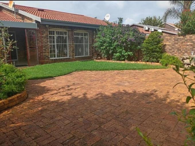 3 Bedroom Simplex for Sale For Sale in Brackenhurst - MR672765