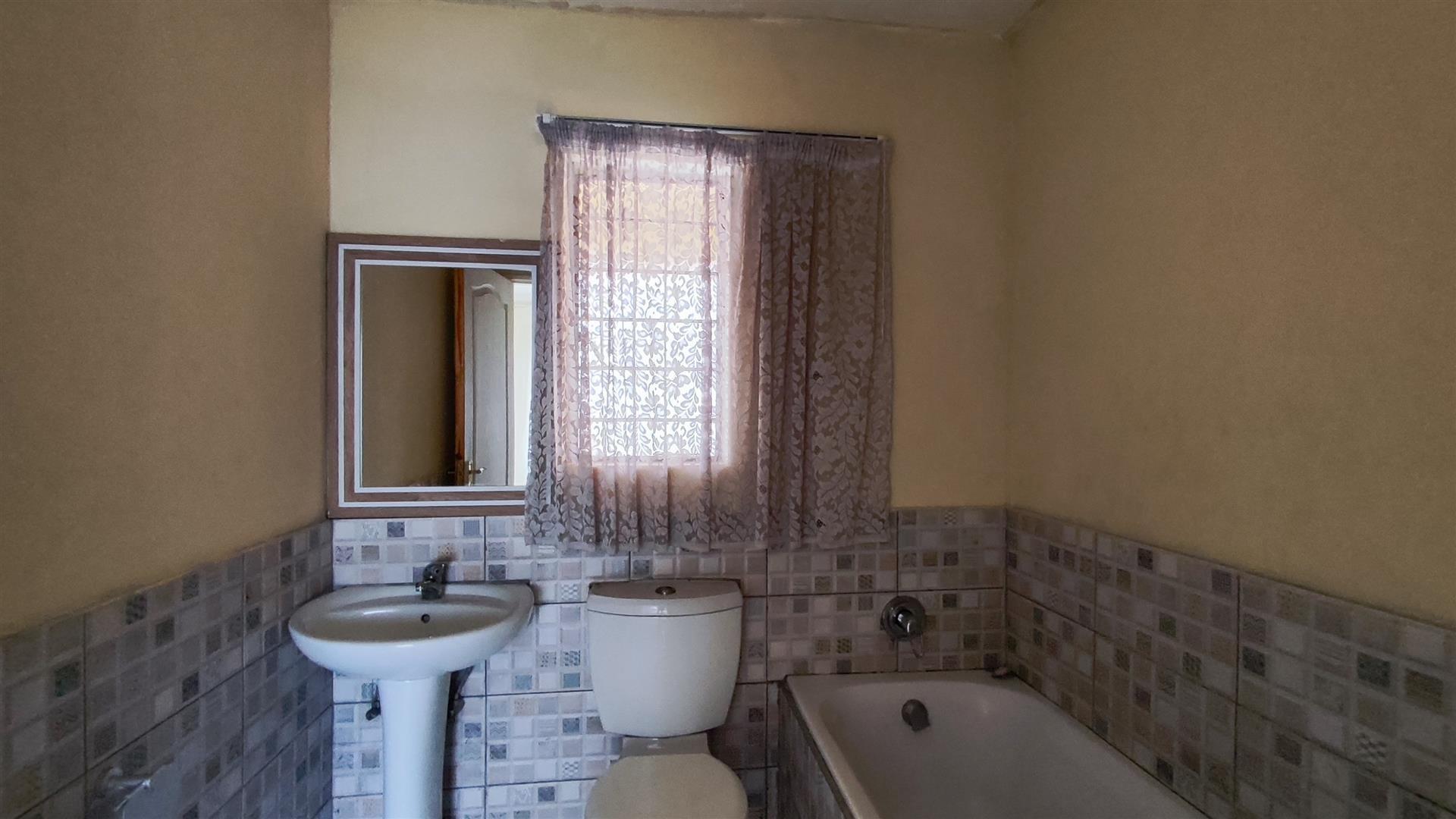Bathroom 1 - 5 square meters of property in Esther Park