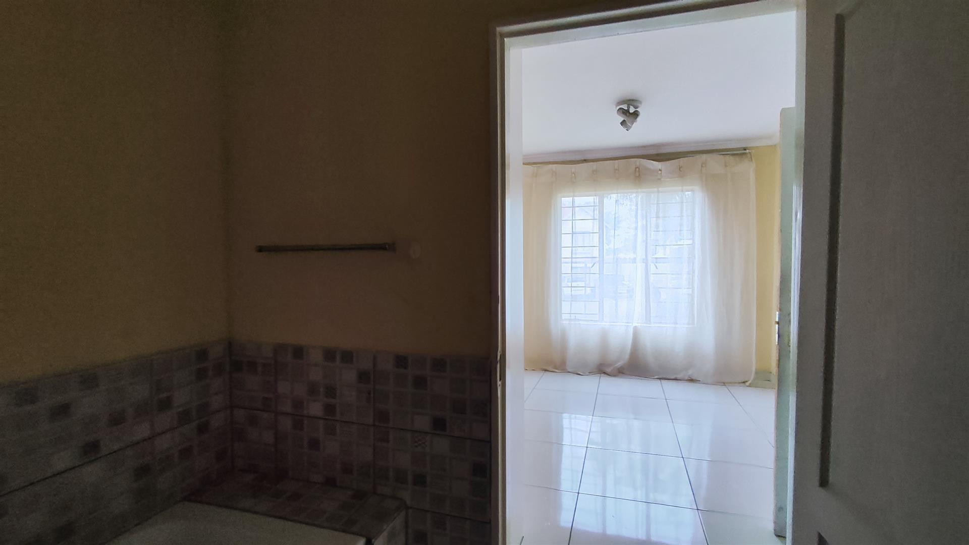 Bathroom 1 - 5 square meters of property in Esther Park