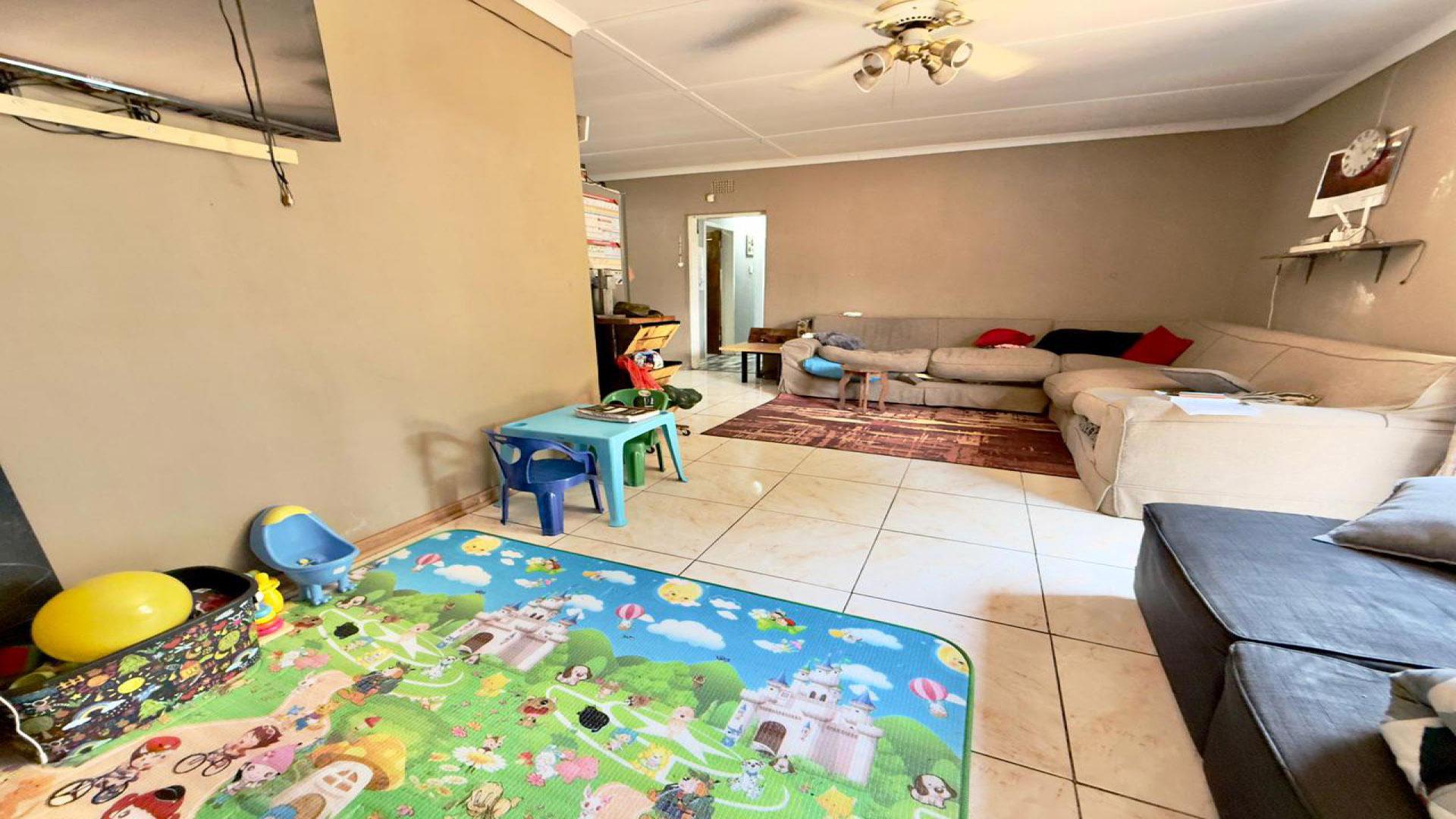 Lounges - 21 square meters of property in Minnebron