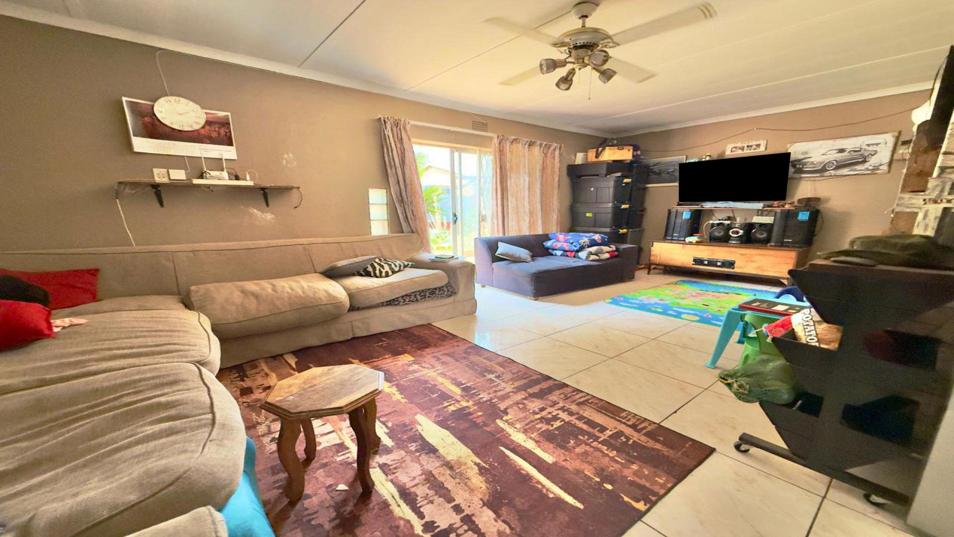 Lounges - 21 square meters of property in Minnebron