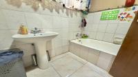 Bathroom 1 - 6 square meters of property in Minnebron
