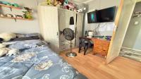 Bed Room 1 - 11 square meters of property in Minnebron