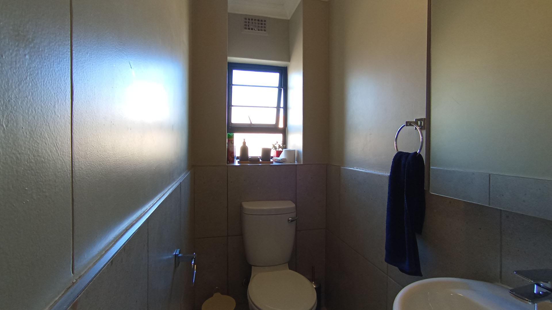 Bathroom 1 - 5 square meters of property in Roodeplaat