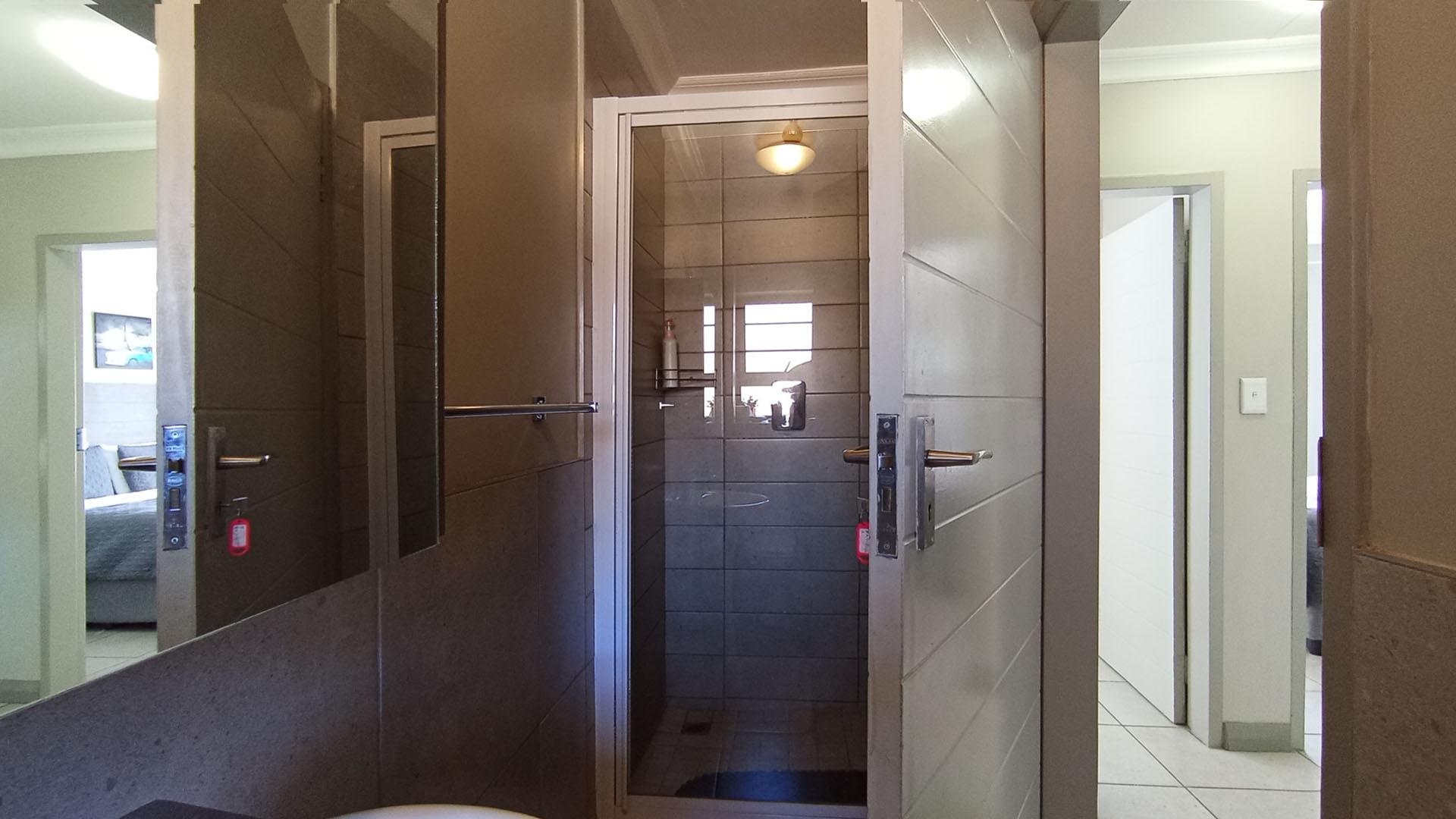 Bathroom 1 - 5 square meters of property in Roodeplaat