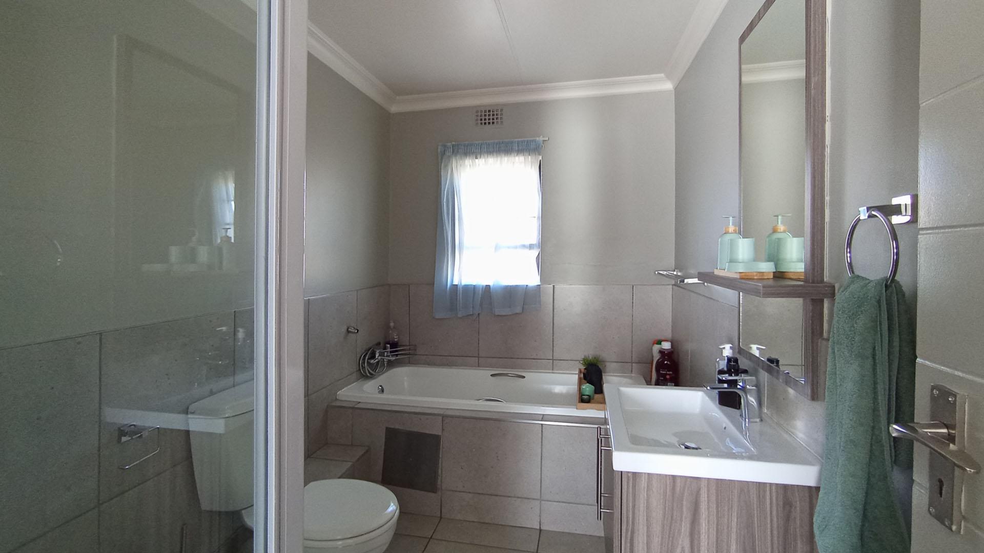 Main Bathroom - 7 square meters of property in Roodeplaat