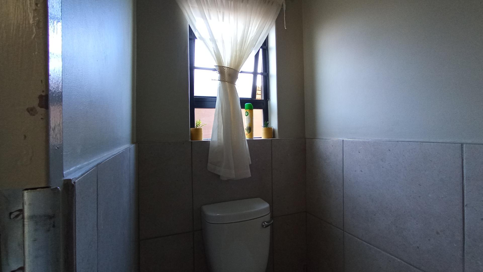 Guest Toilet - 2 square meters of property in Roodeplaat