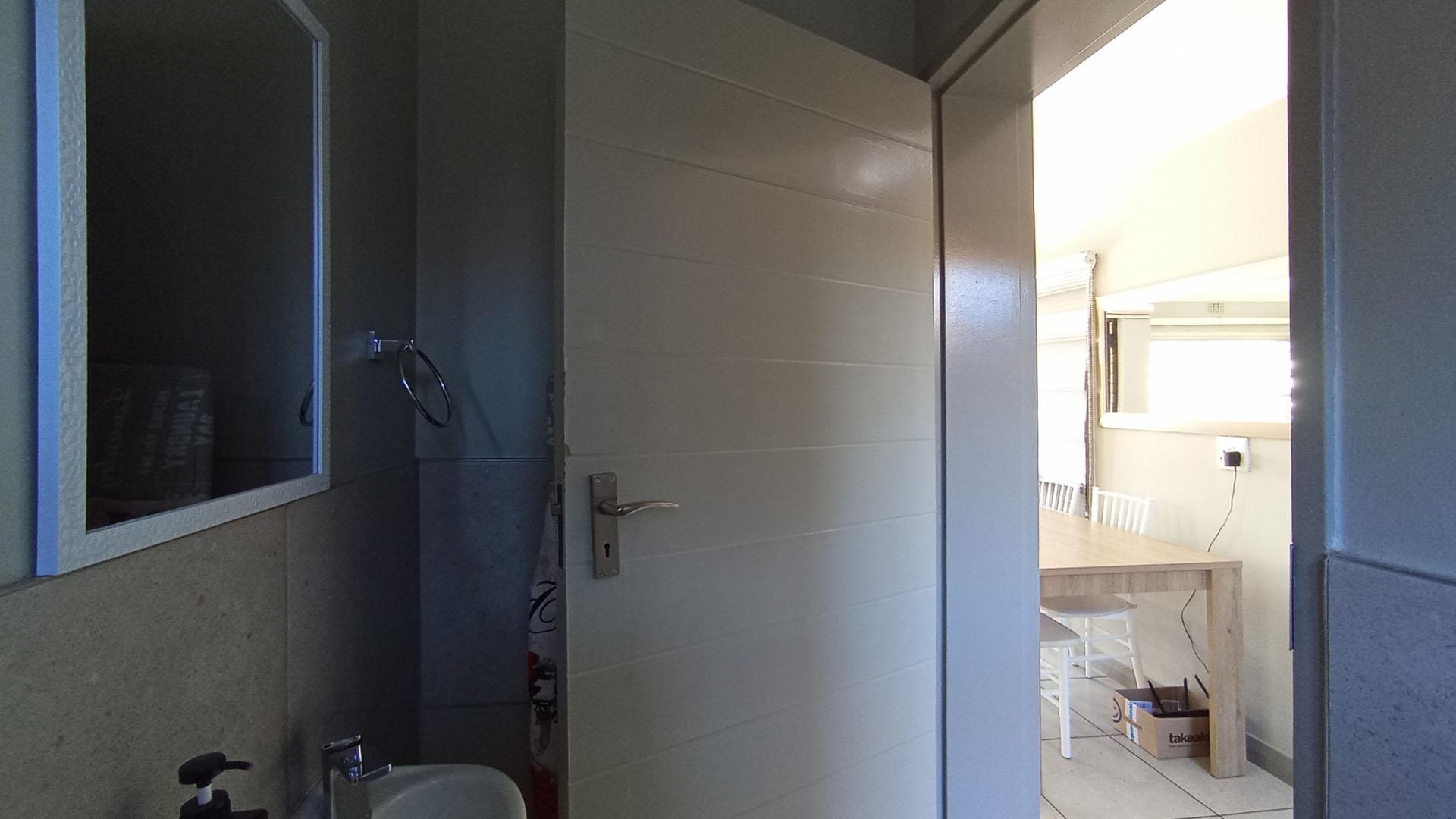 Guest Toilet - 2 square meters of property in Roodeplaat