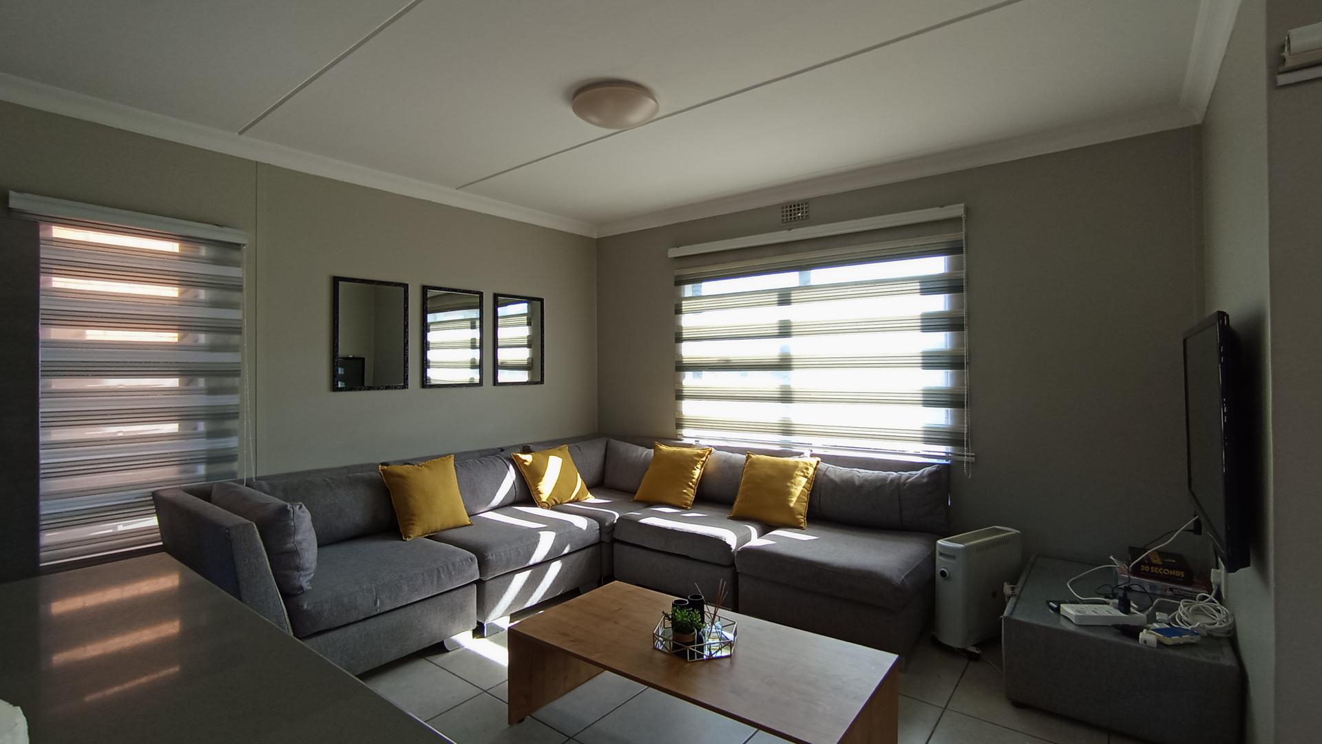 Lounges - 12 square meters of property in Roodeplaat